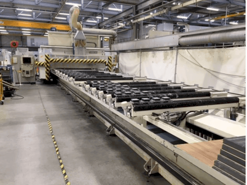 Prikaz lijeve strane  stroja Uniteam 5 achs