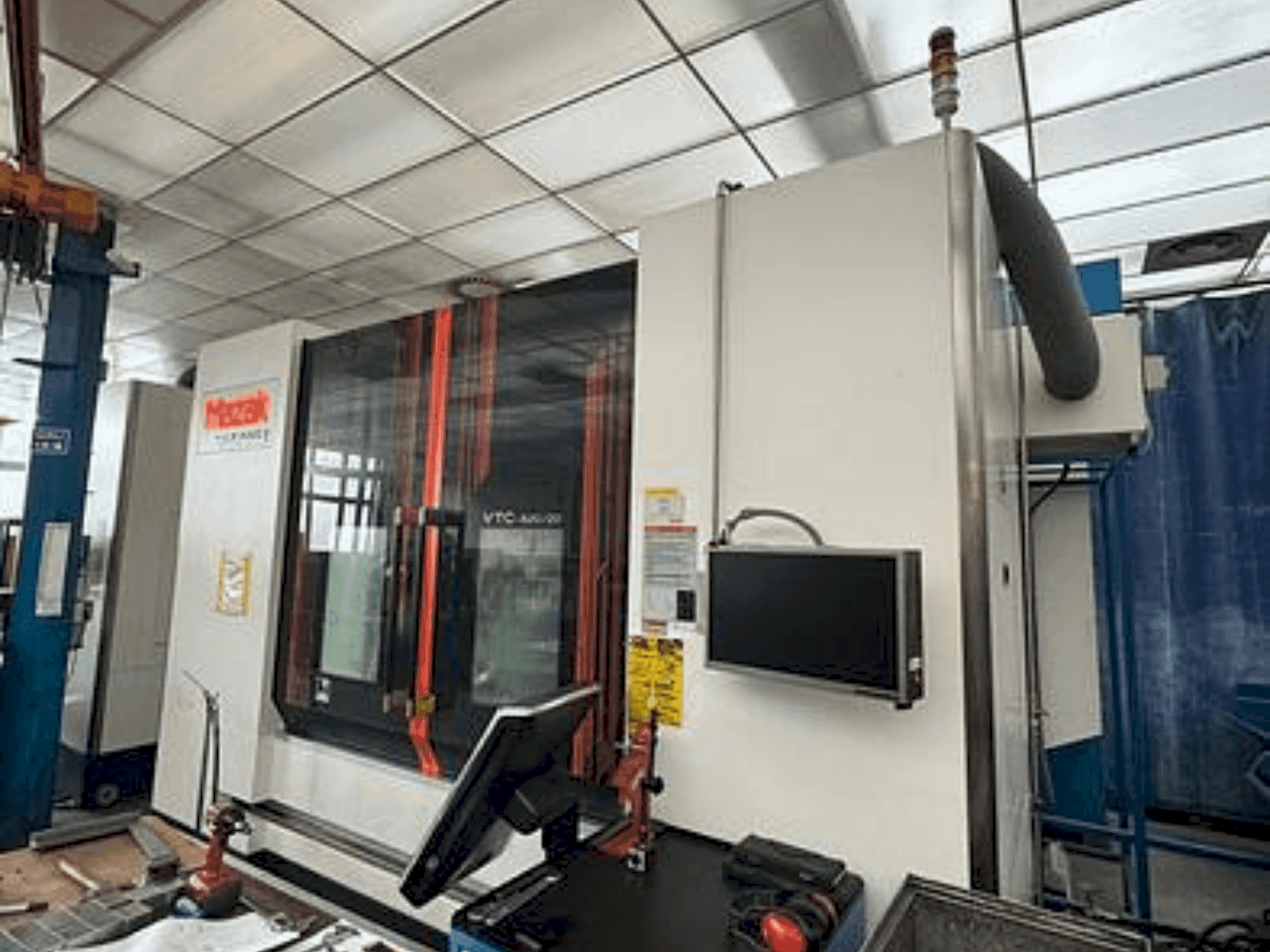 Prikaz  stroja Mazak VTC 820/20  sprijeda