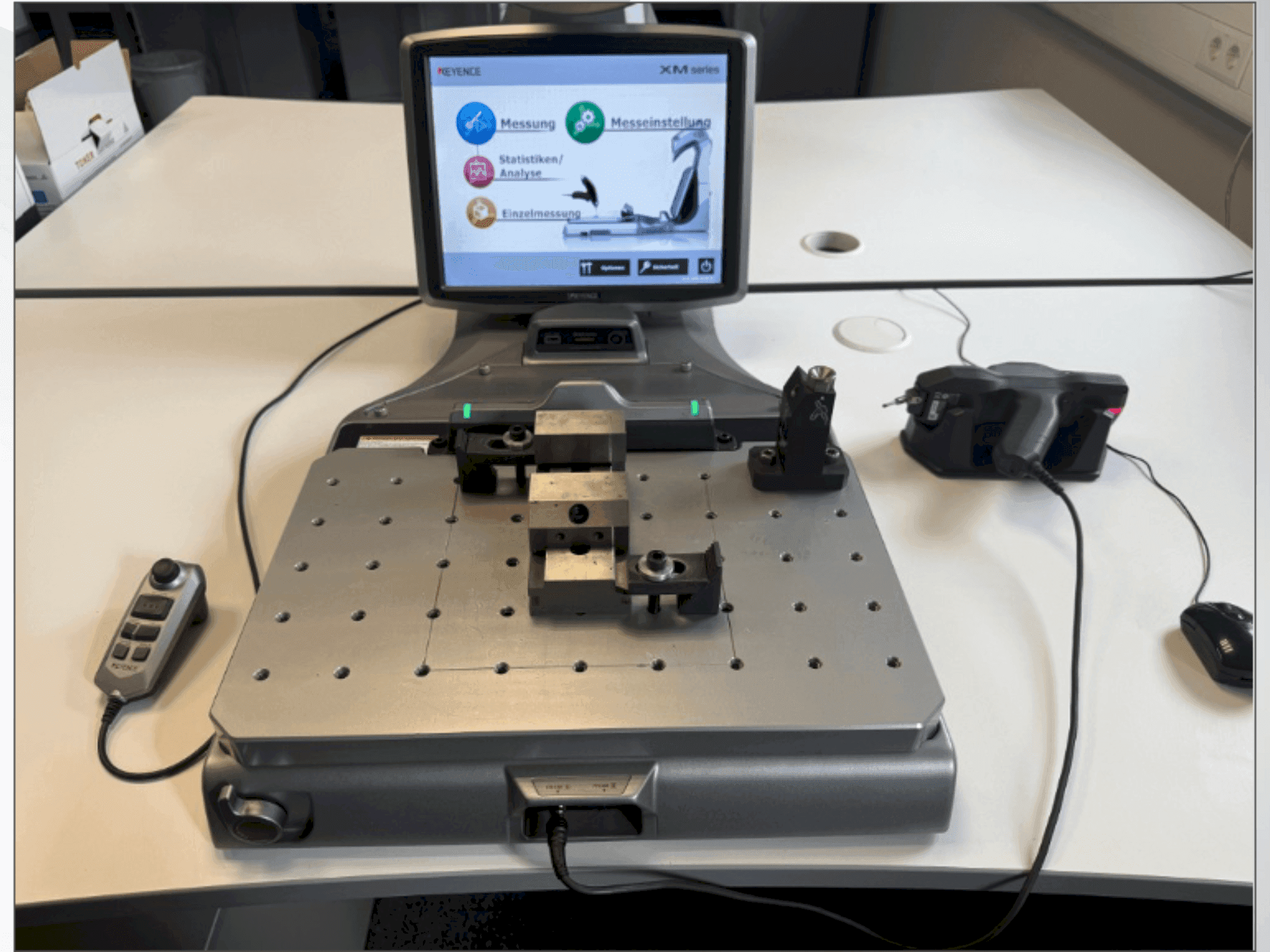 Prikaz  stroja KEYENCE XM-1200  sprijeda