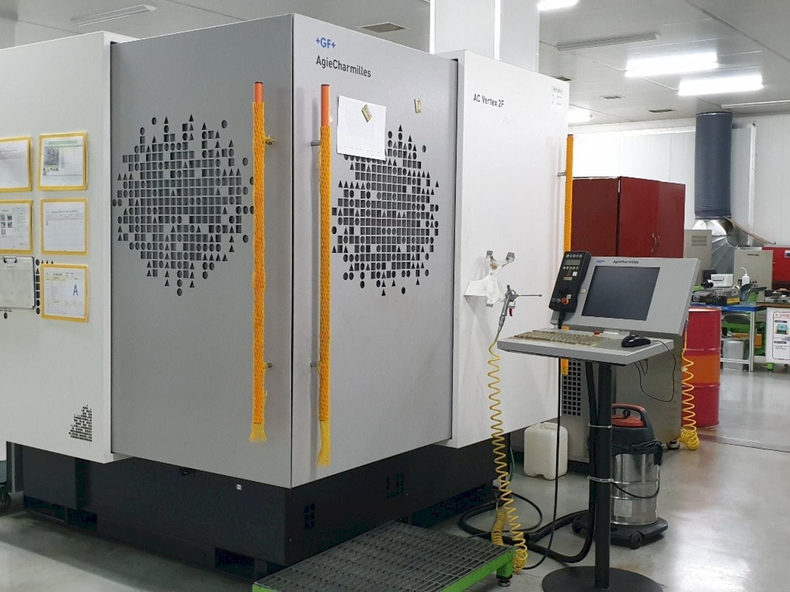 Prikaz stroja AgieCharmilles AC VERTEX 2F sprijeda