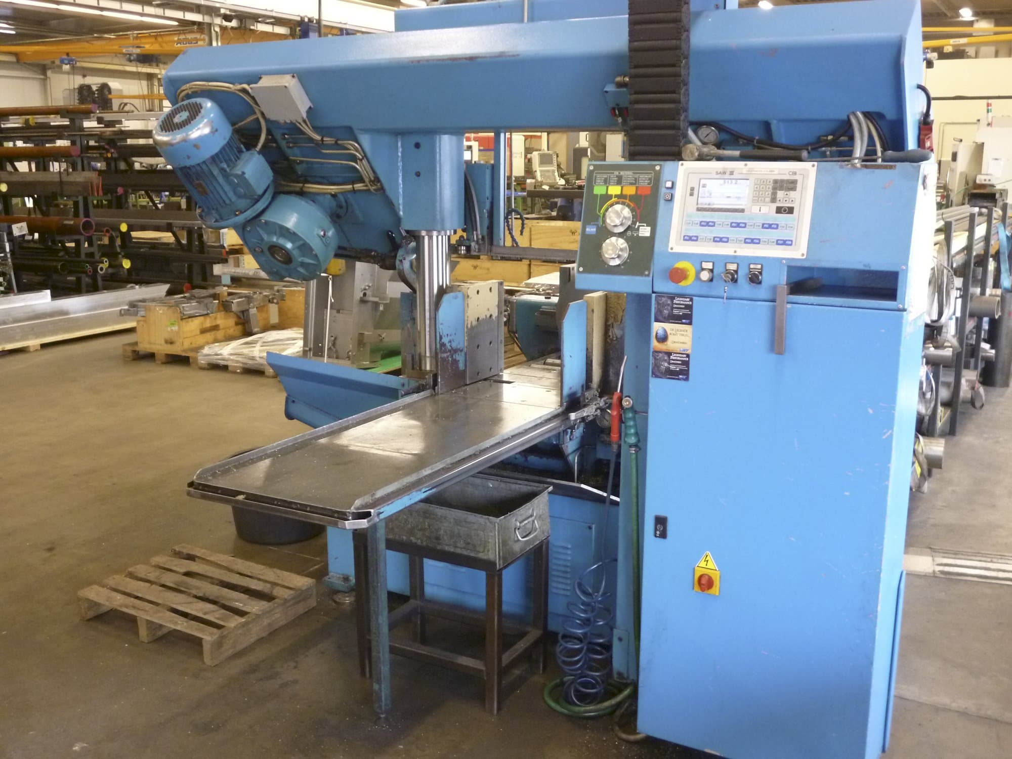 Prikaz  stroja DoALL 450 sprijeda