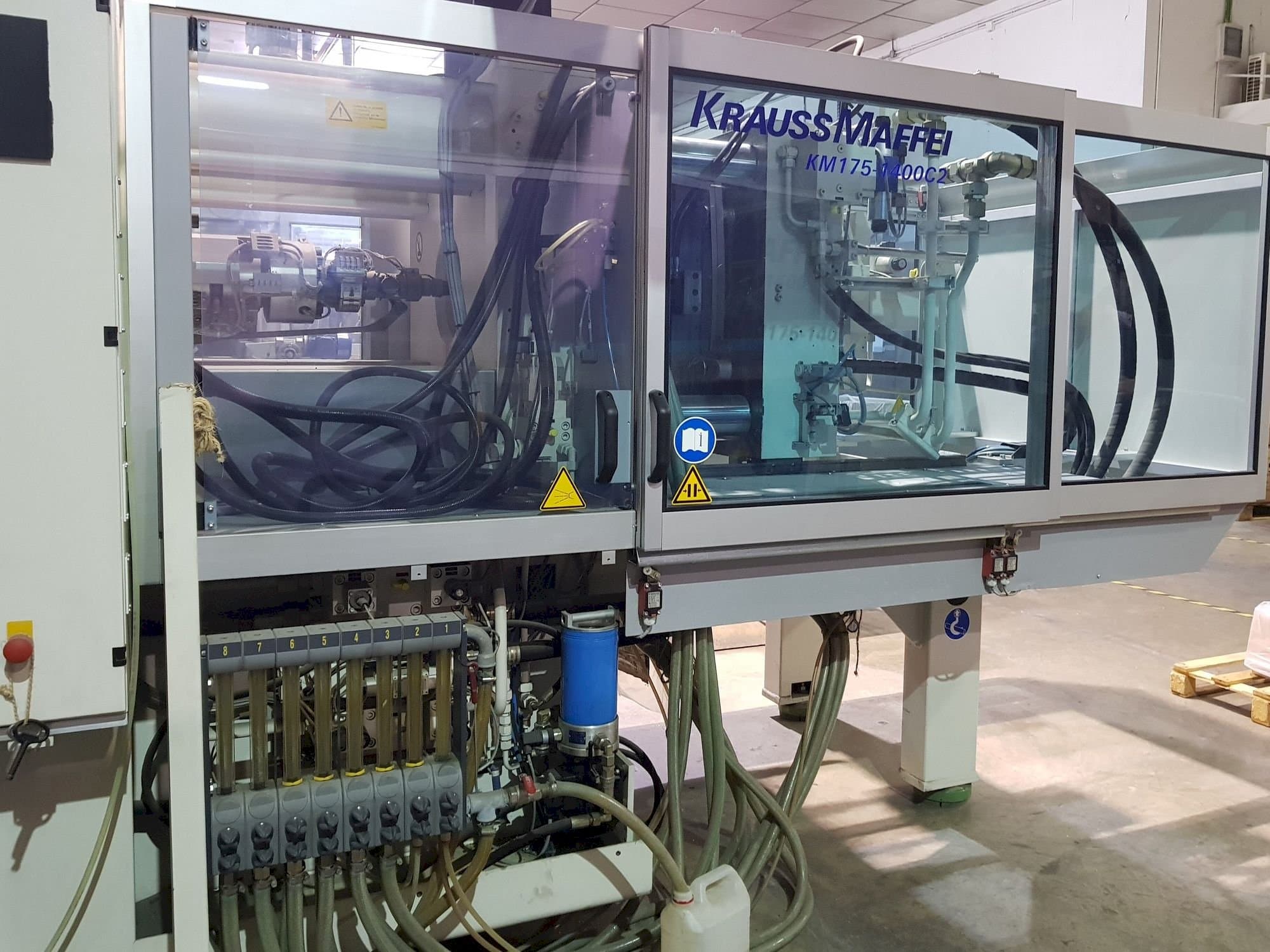 Prikaz  stroja Krauss Maffei 175-1400 C2  sprijeda