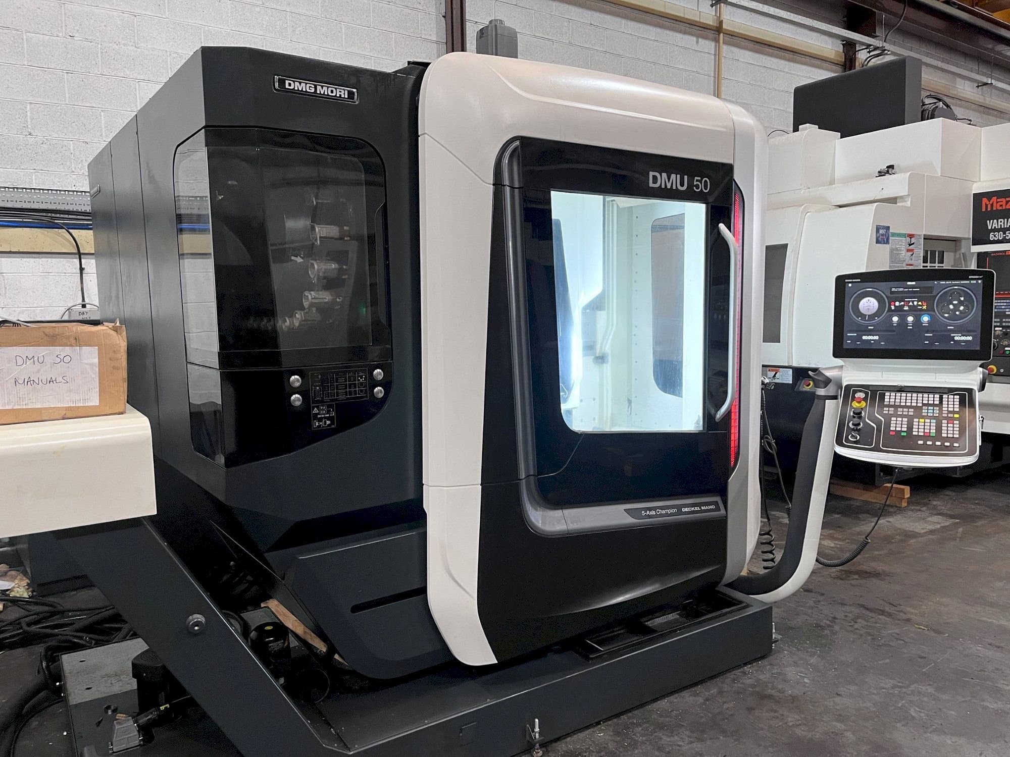 Prikaz  stroja DMG DMU 50  sprijeda