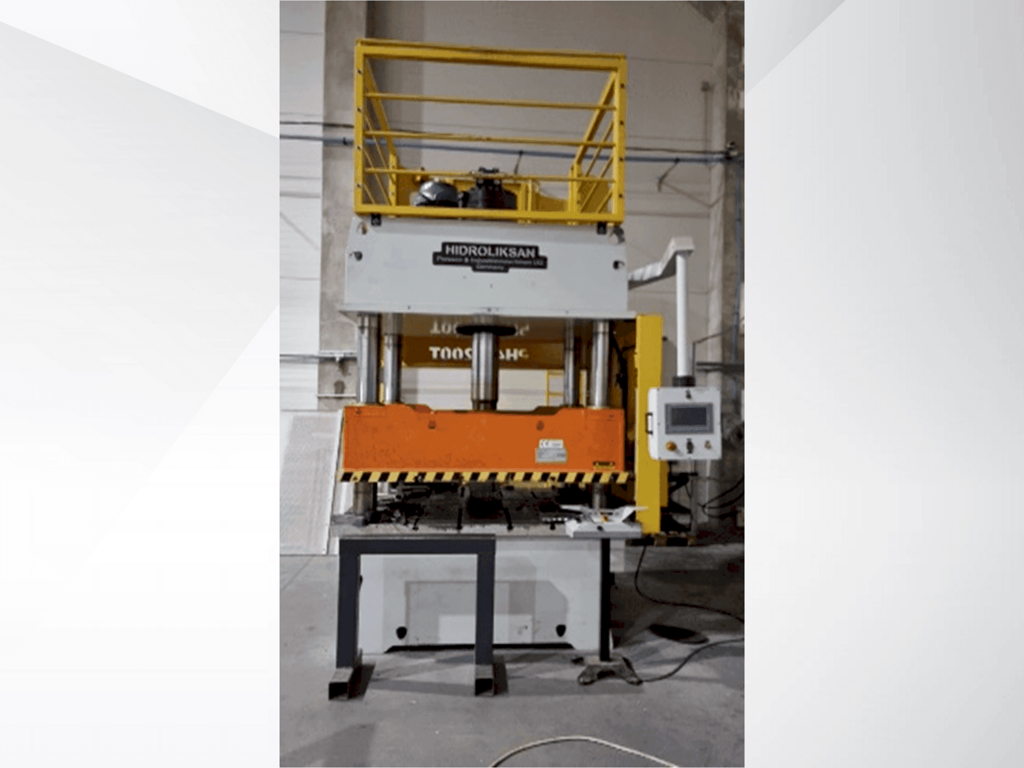 Prikaz  stroja HIDROLIKSAN PH4C 200T  sprijeda