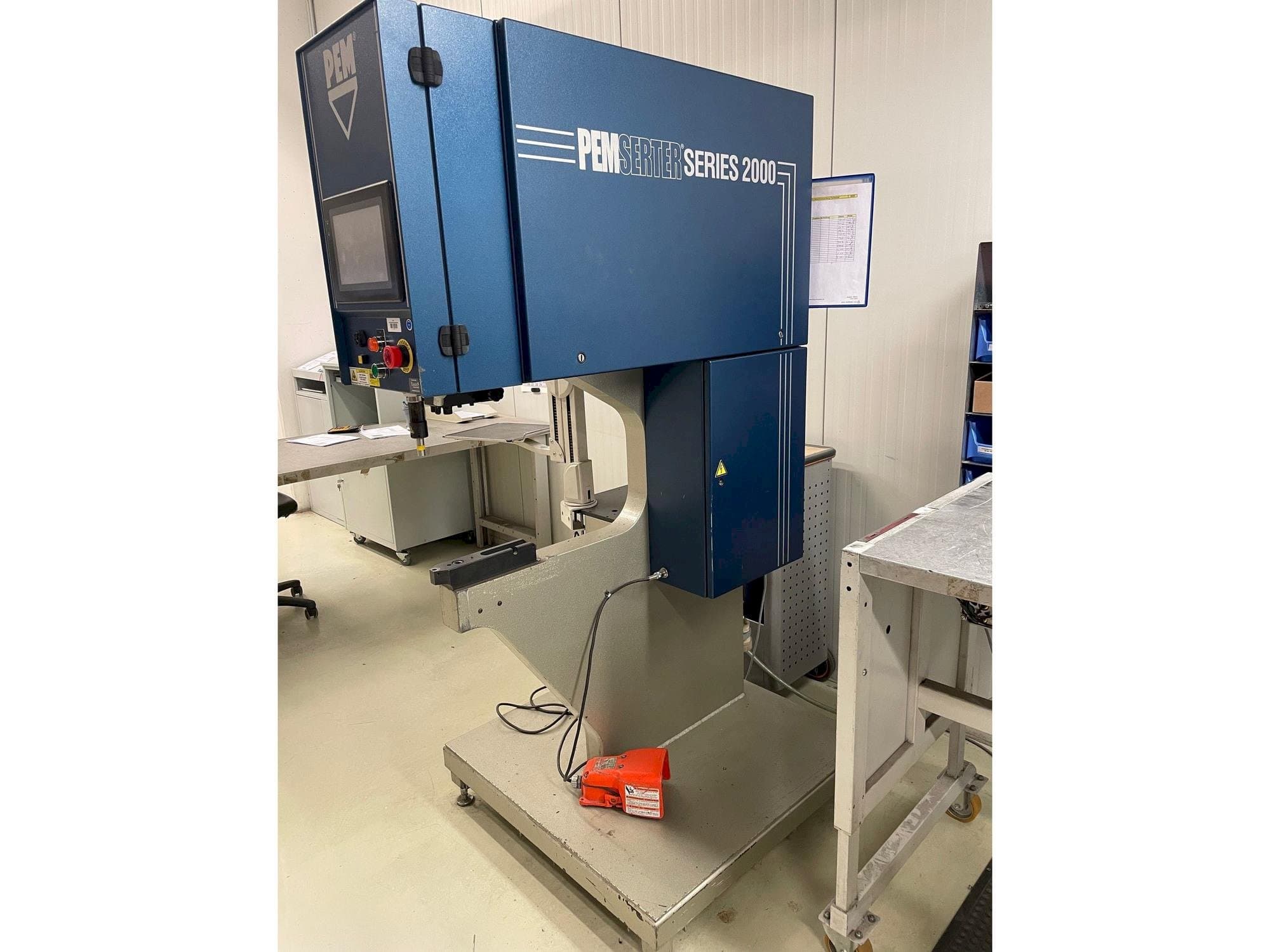 Prikaz  stroja PEM-SERTER Series 2000A  sprijeda