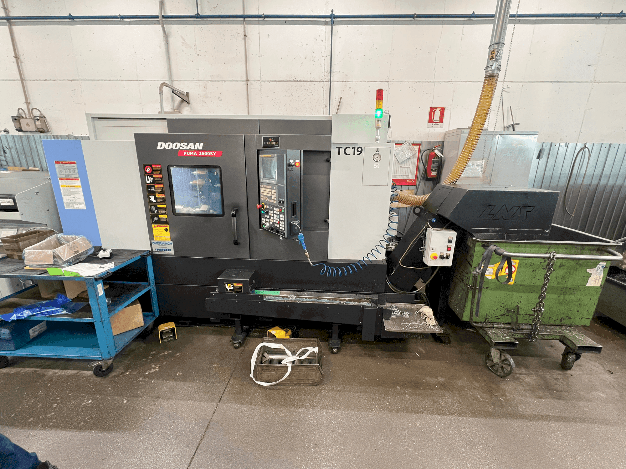 Prikaz  stroja DOOSAN 2600 SY  sprijeda