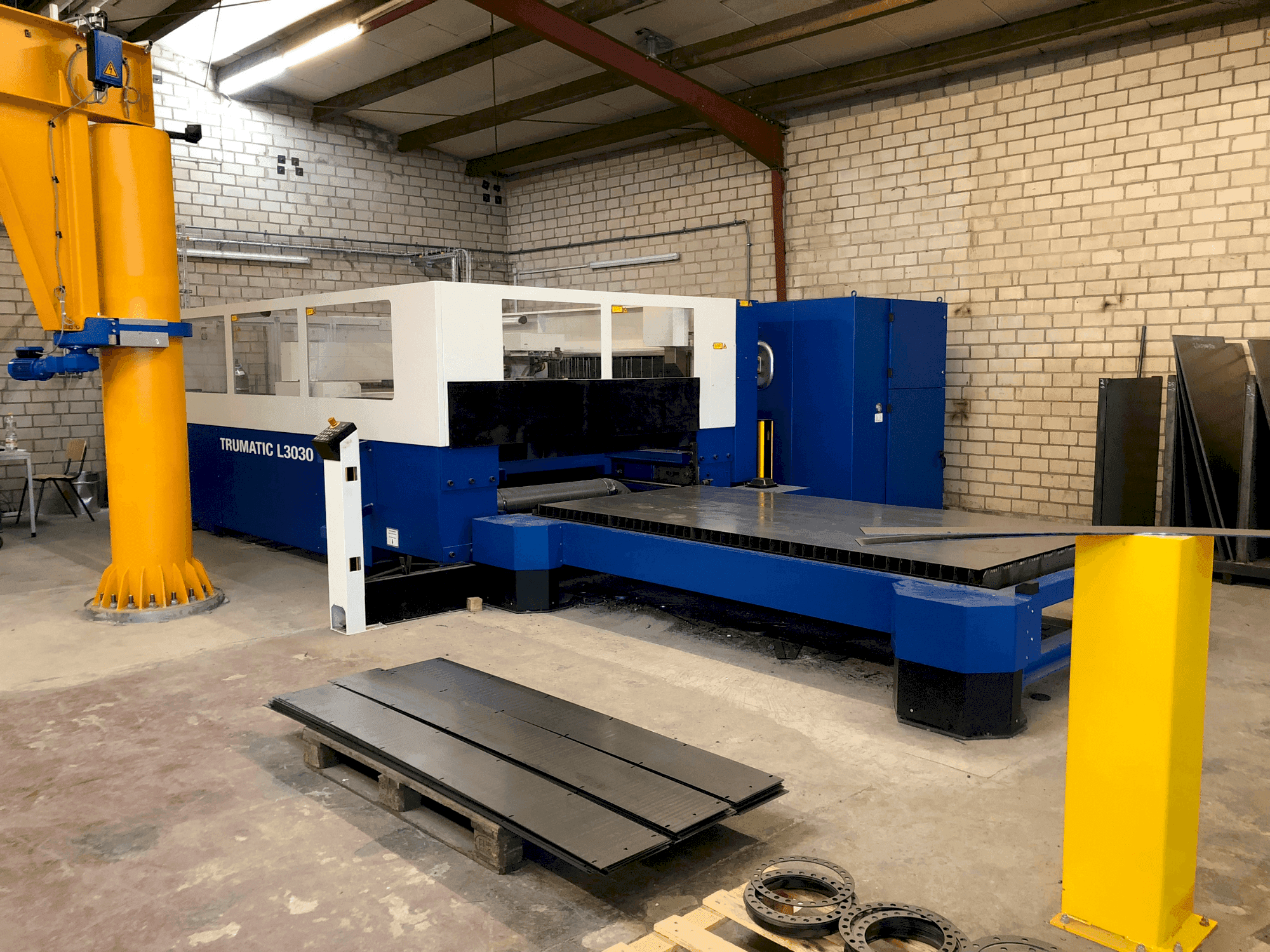 Prikaz  stroja TRUMPF Trumatic L3030  sprijeda