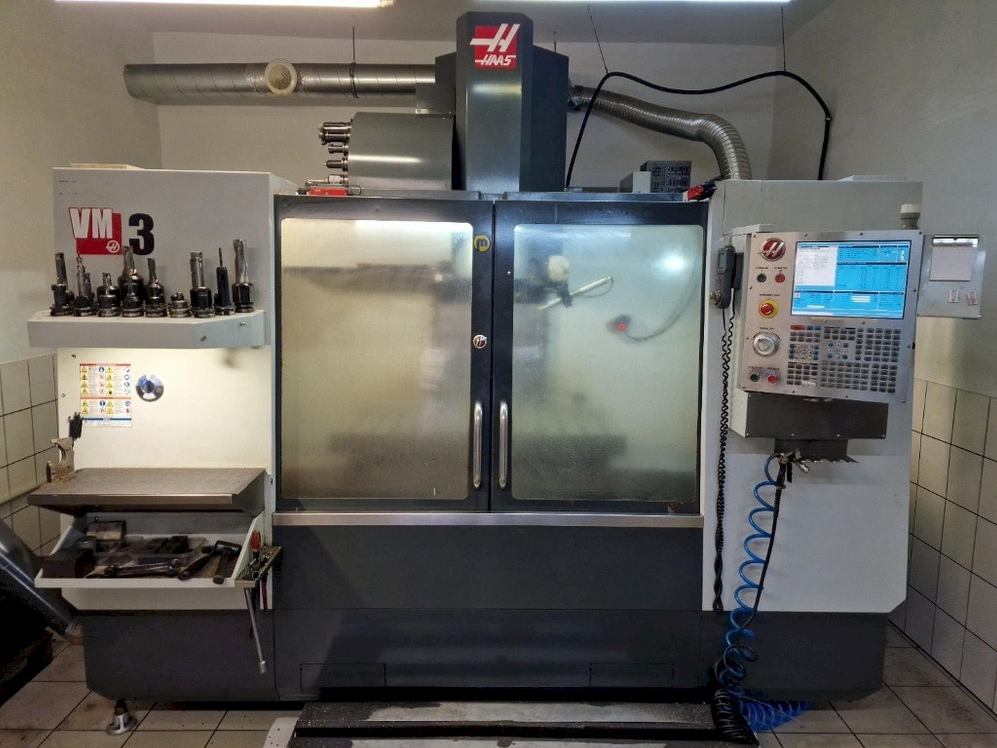 Prikaz  stroja HAAS VM-3  sprijeda
