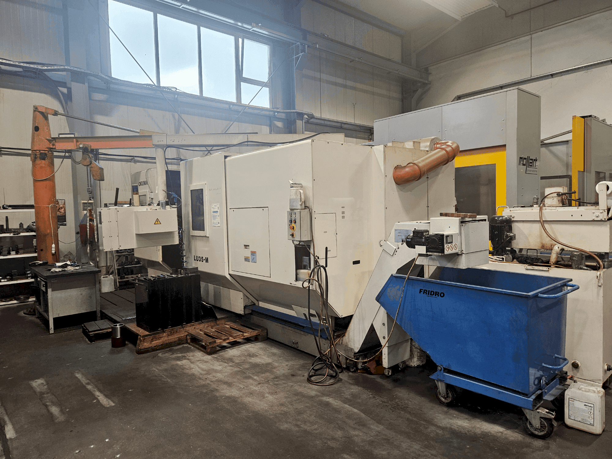 Prikaz  stroja Okuma LU 35-M  sprijeda