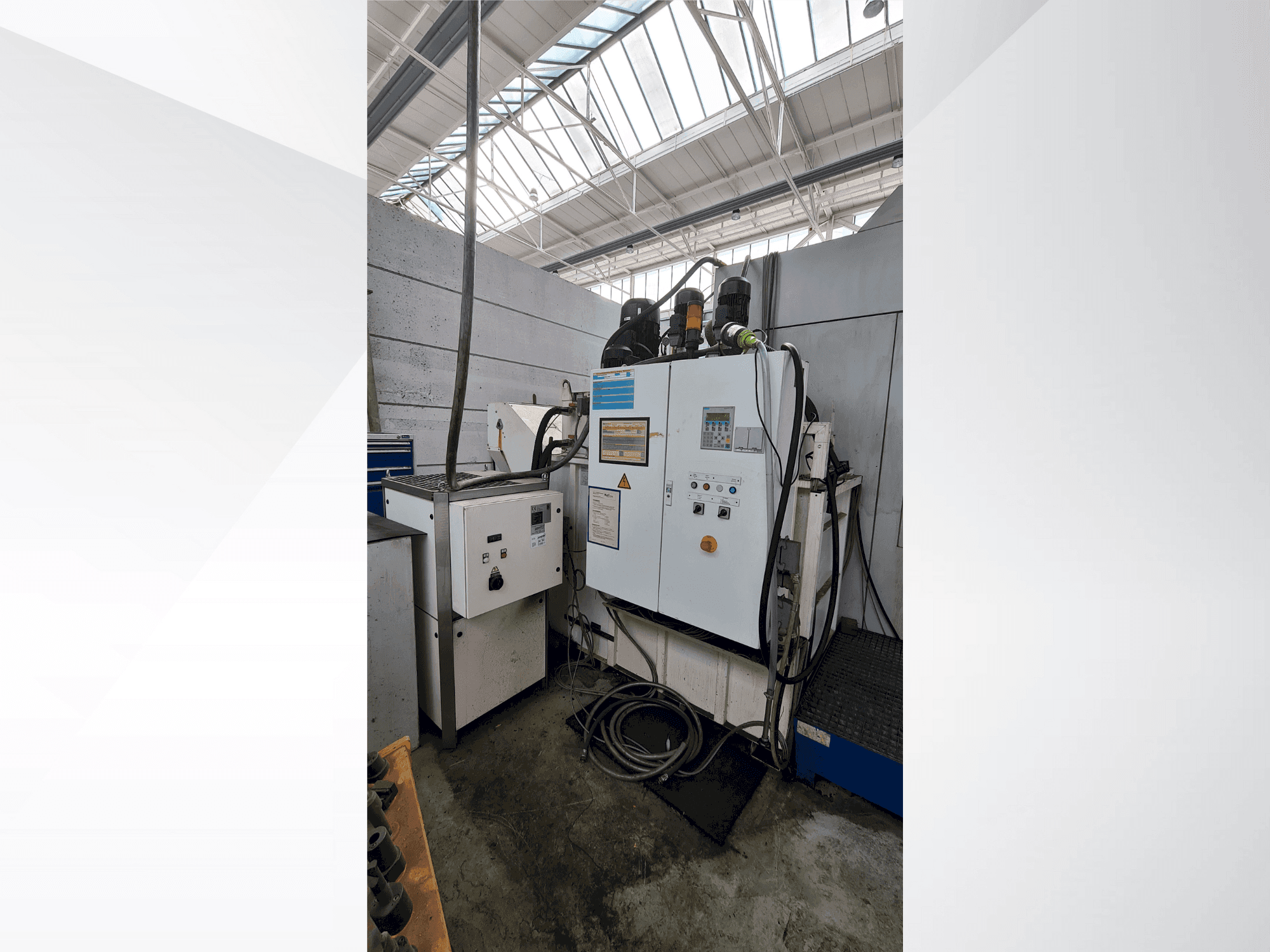 Prikaz  stroja OSG EX-CELL-O XS425  sprijeda