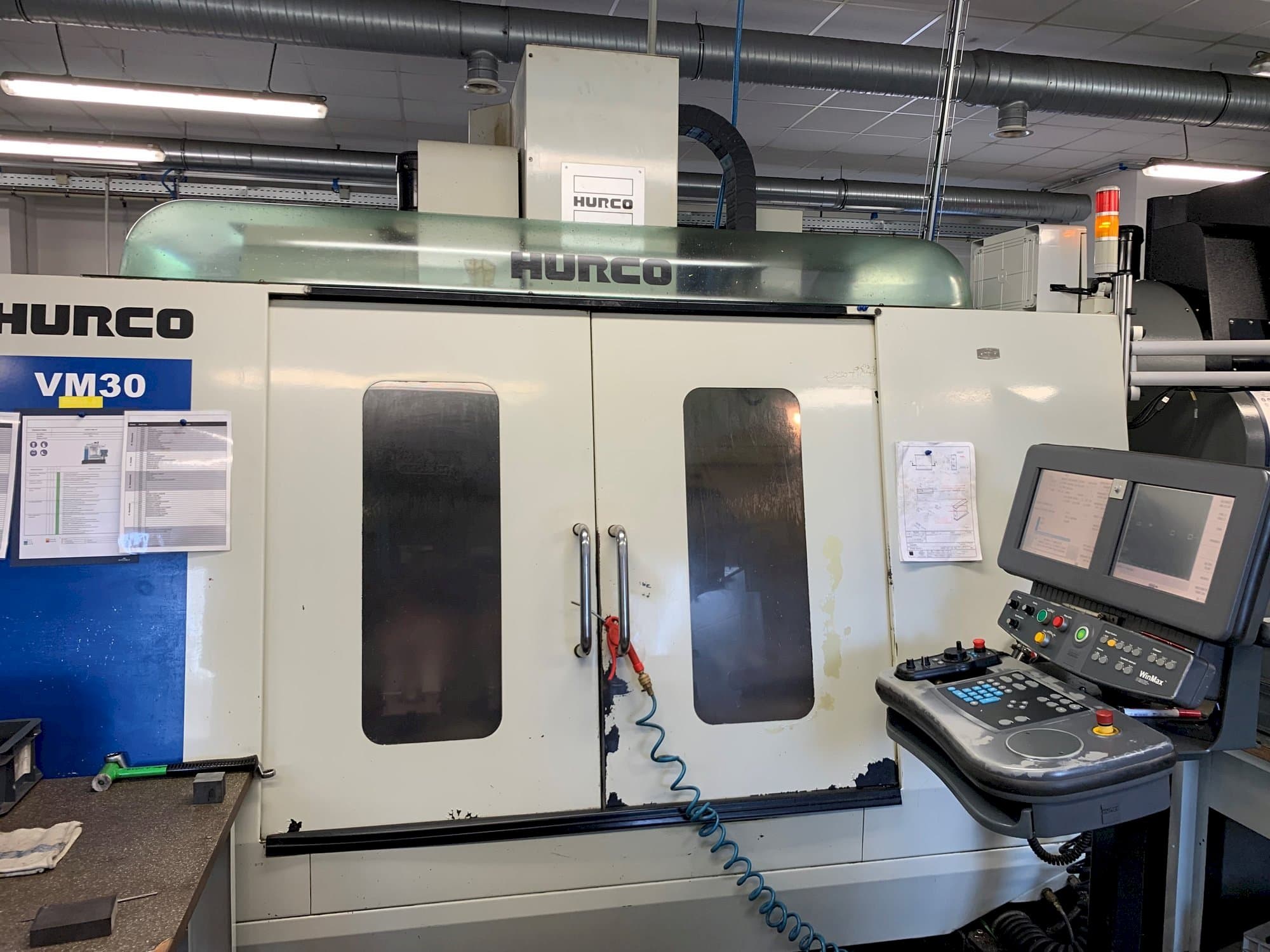 Prikaz  stroja Hurco VM30  sprijeda