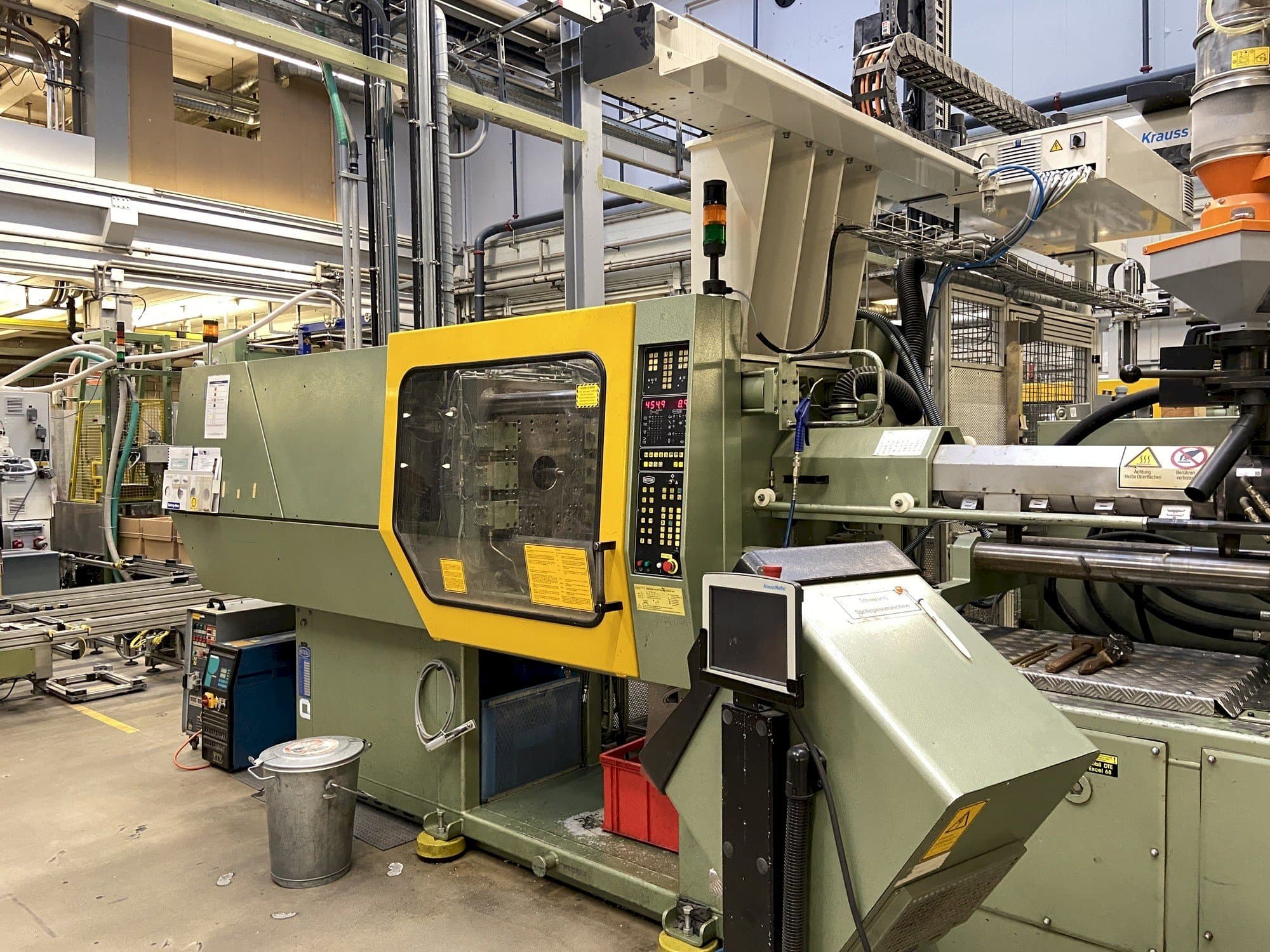 Prikaz  stroja Netstal Synergy 1500K/460  sprijeda