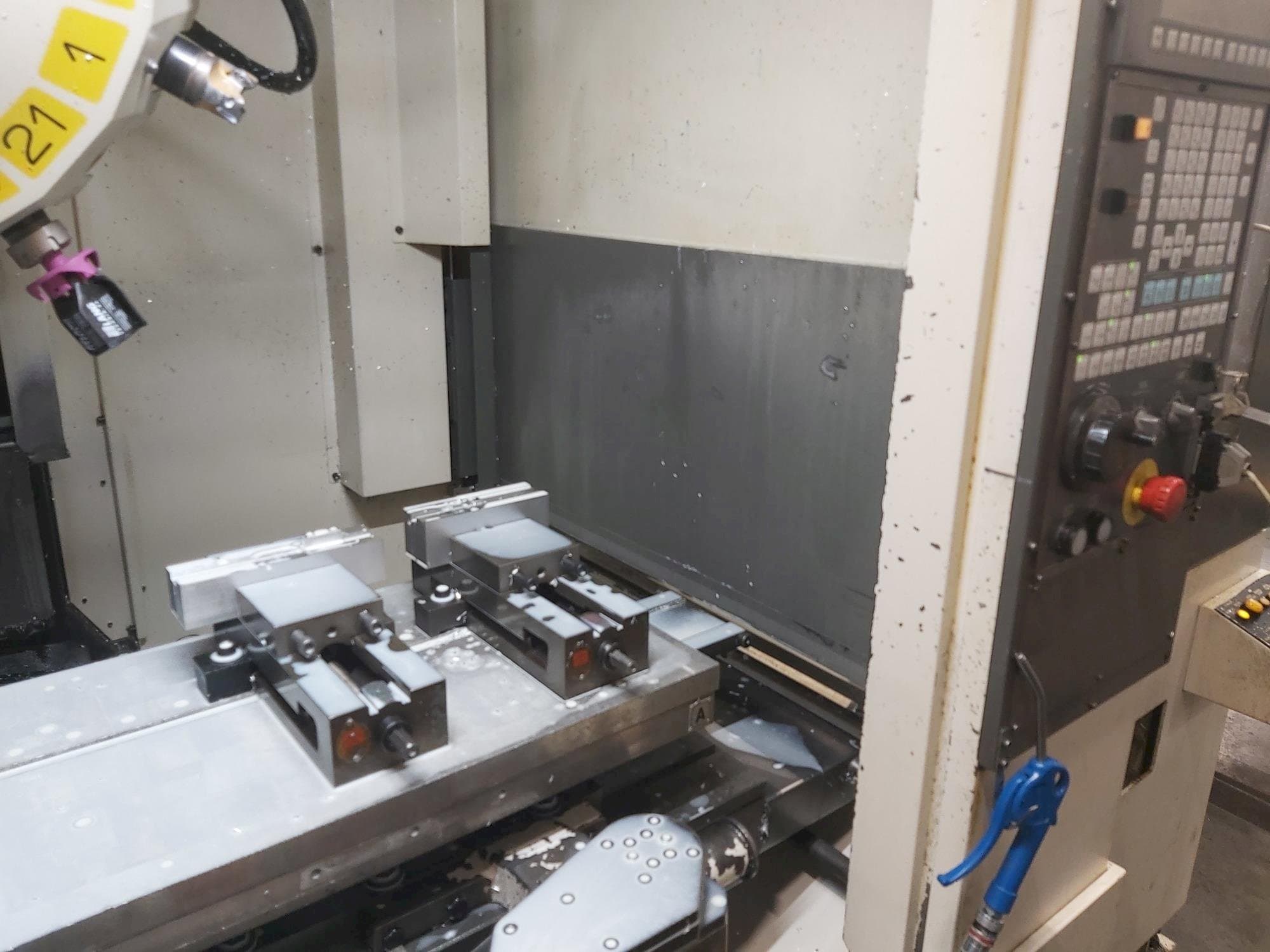 Prikaz  stroja FANUC Robodrill Alpha T21iE  sprijeda