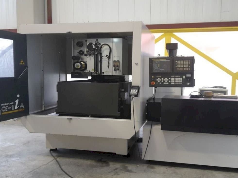 Prikaz  stroja FANUC Robocut α-1iA  sprijeda