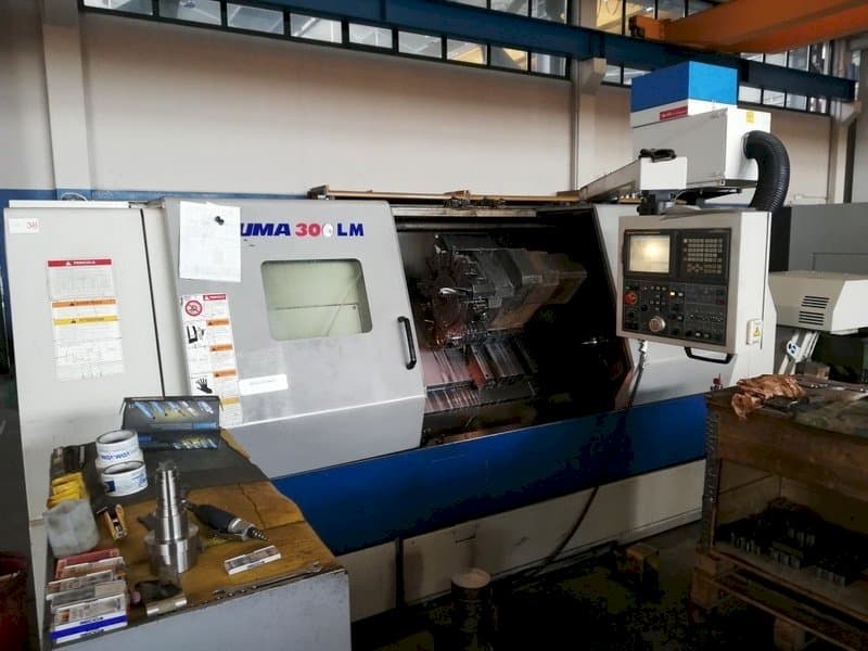 Prikaz  stroja Doosan PUMA 300 LMB  sprijeda