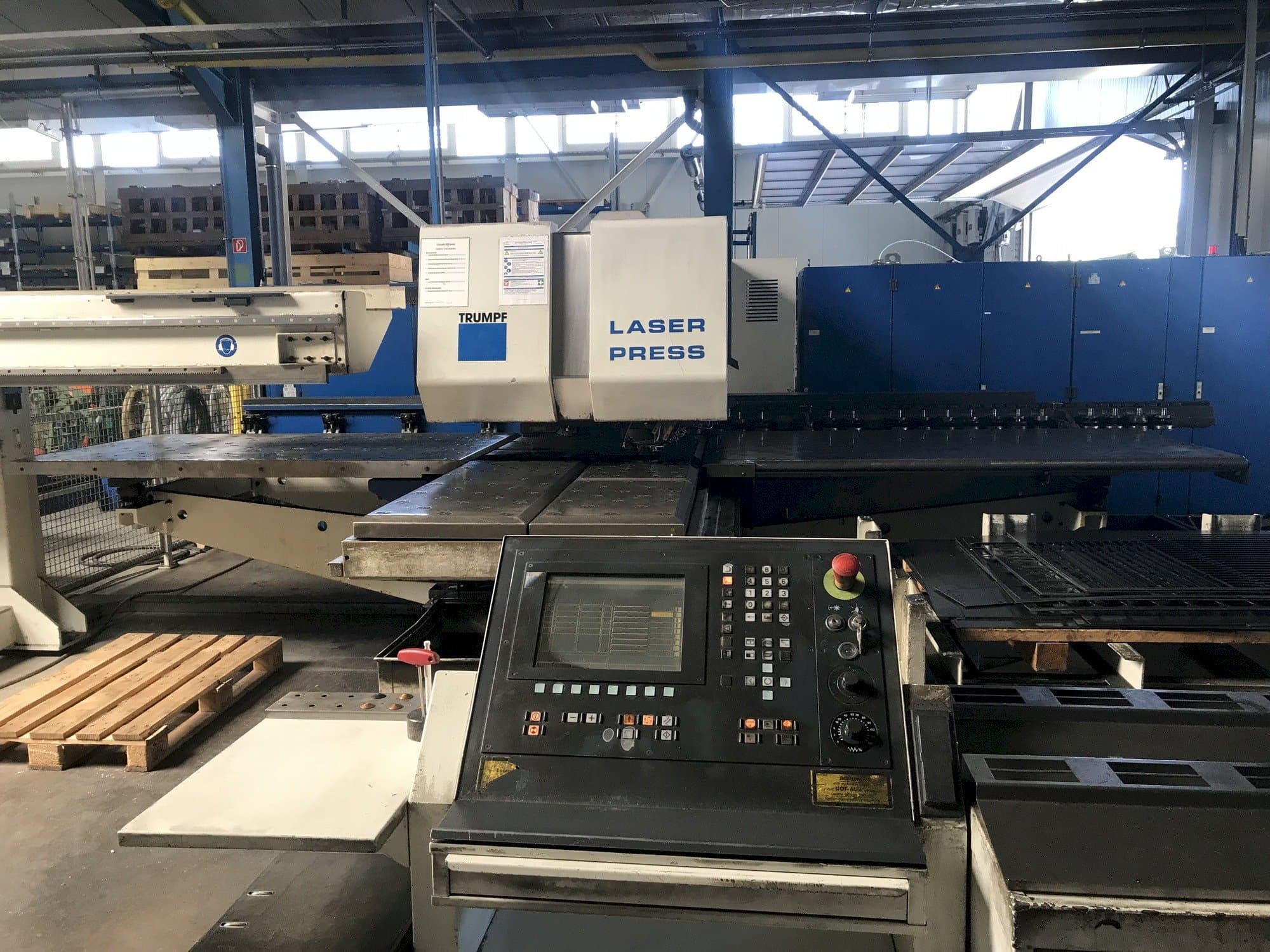 Prikaz  stroja Trumpf Trumatic 600L  sprijeda