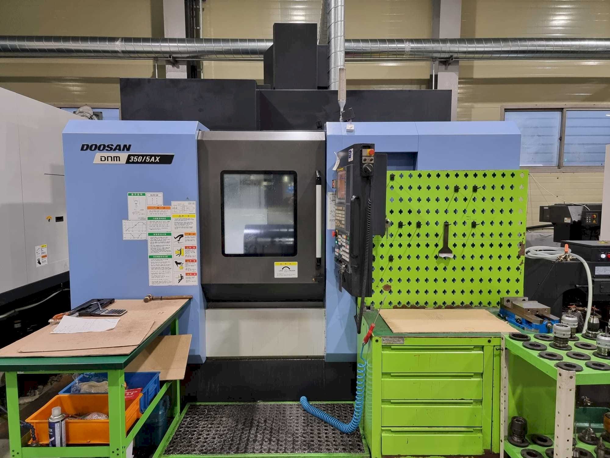 Prikaz  stroja Doosan DNM350/5AX  sprijeda