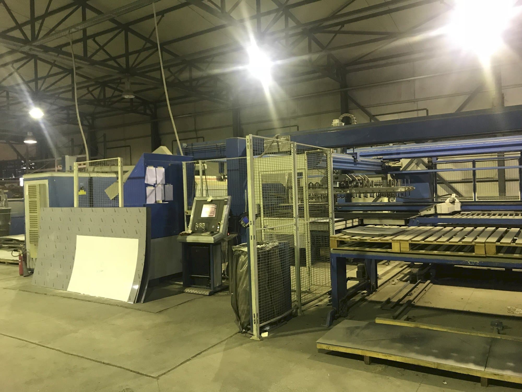 Prikaz  stroja Finn-Power LP6  sprijeda