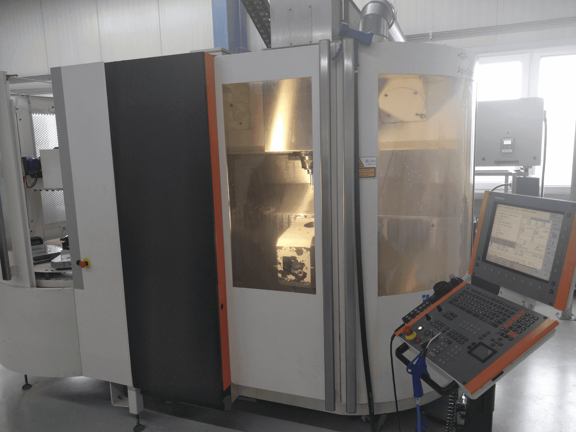 Prikaz  stroja +GF+ AGIE CHARMILLES MIKRON UCP 600 Vario  sprijeda