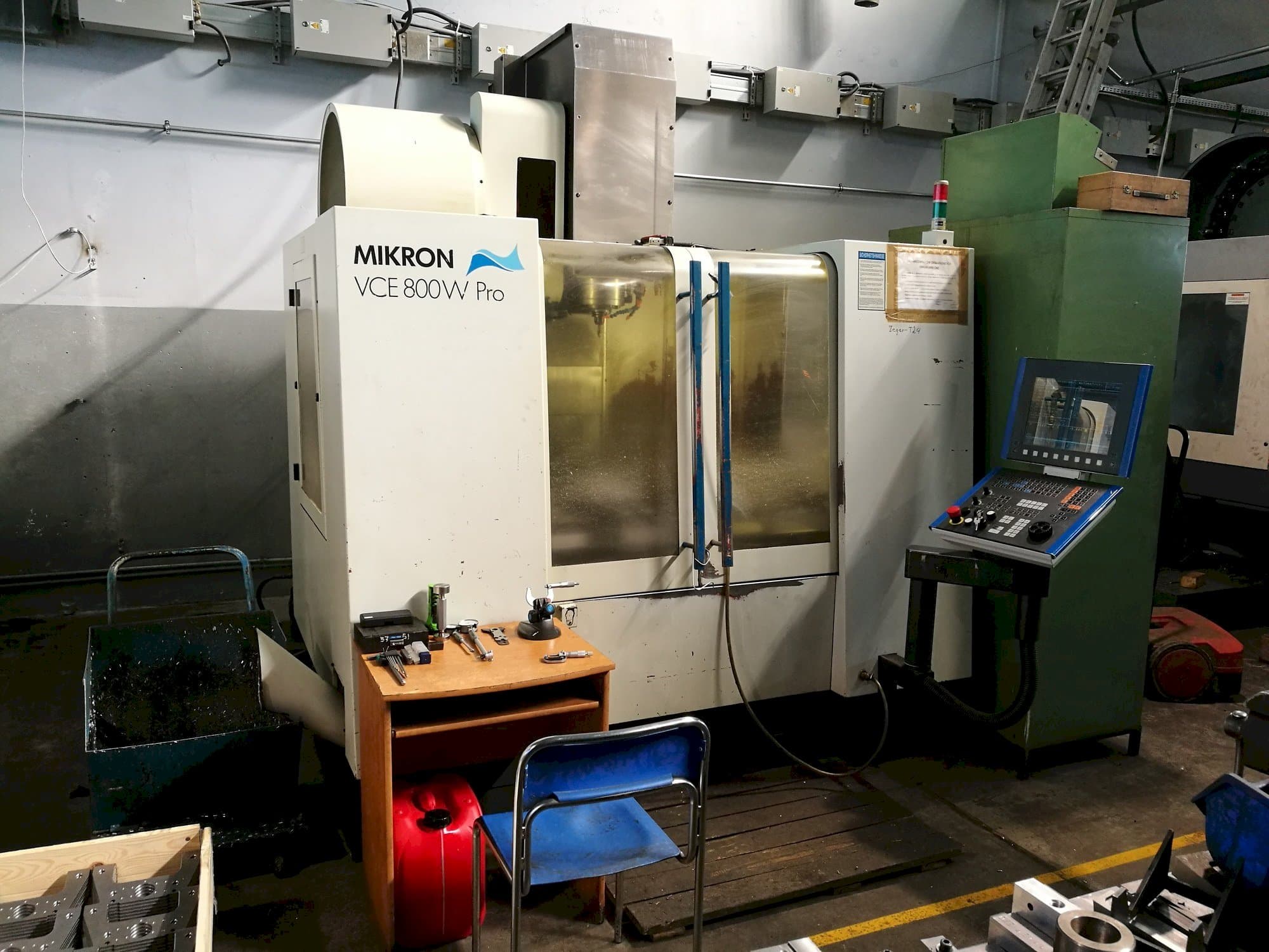 Prikaz  stroja MIKRON VCE 800W Pro  sprijeda