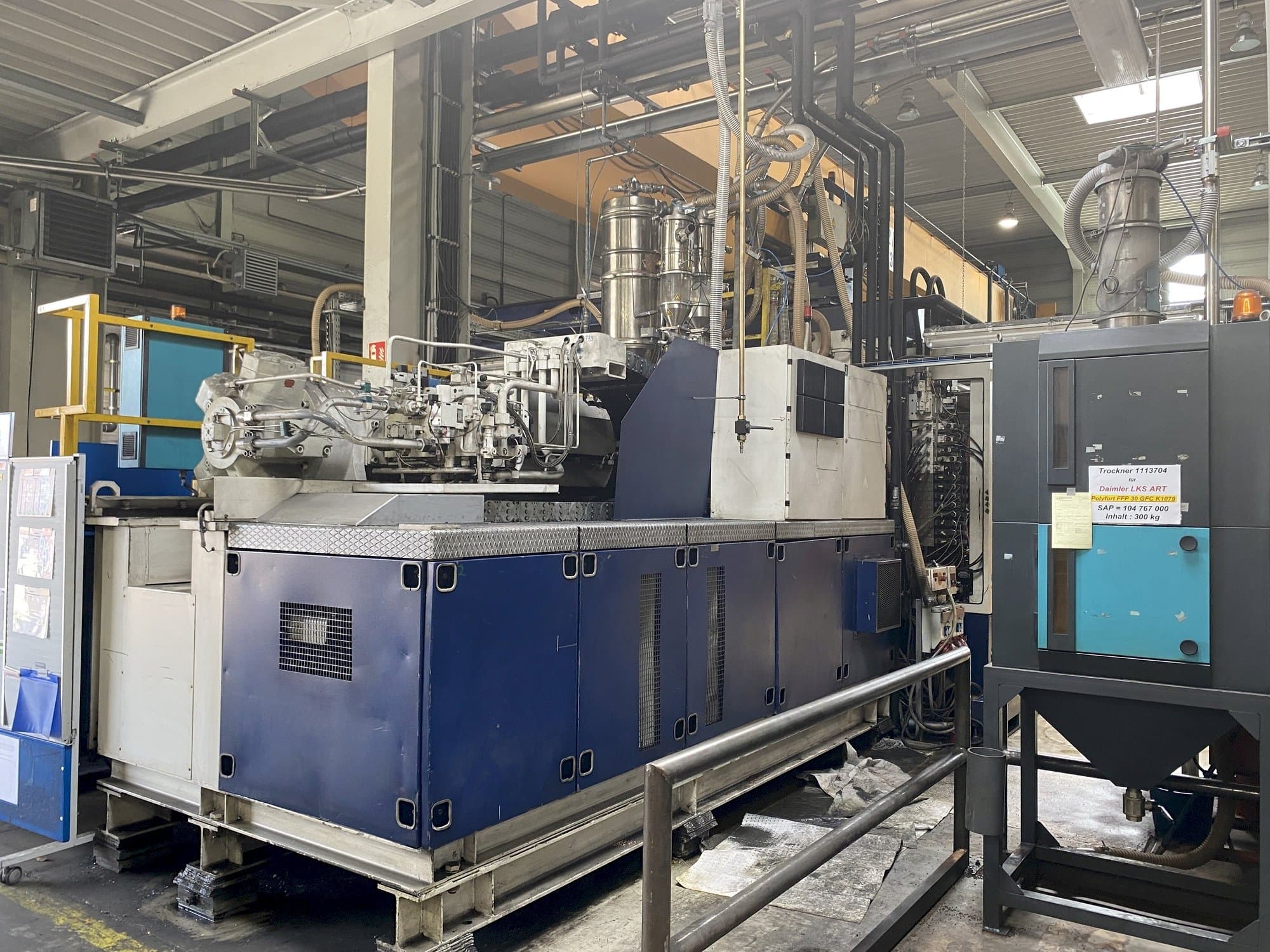 Prikaz  stroja Krauss Maffei 1600-8000 MC  sprijeda