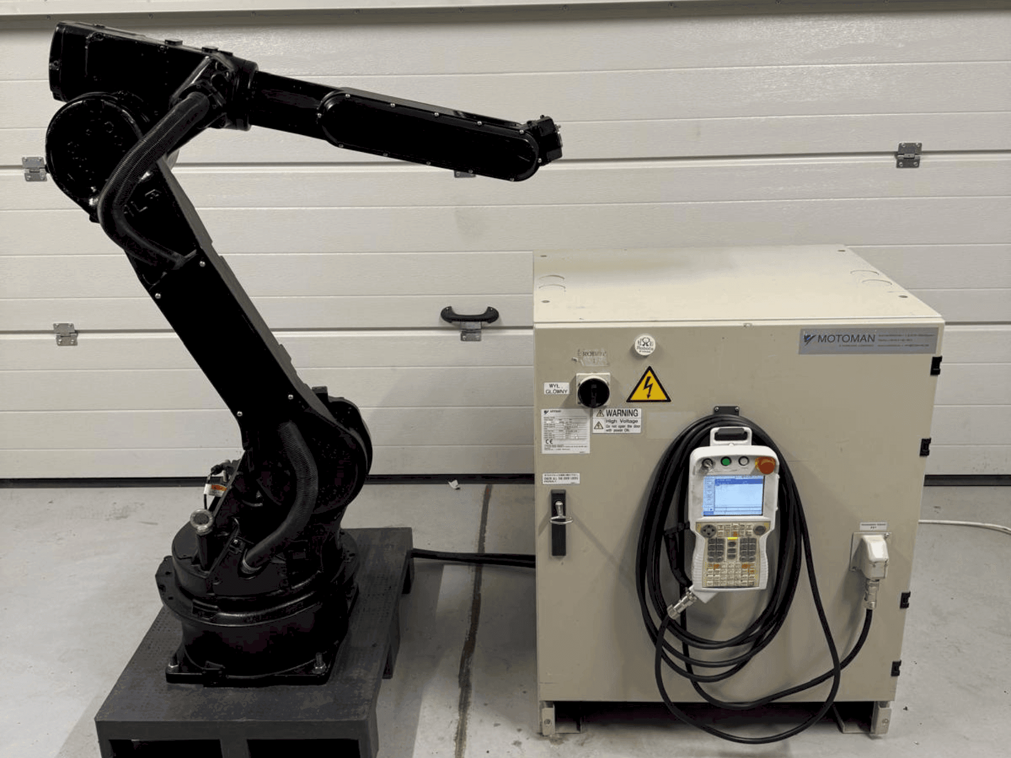 Prikaz  stroja Yaskawa Motoman YR HP 20D  sprijeda