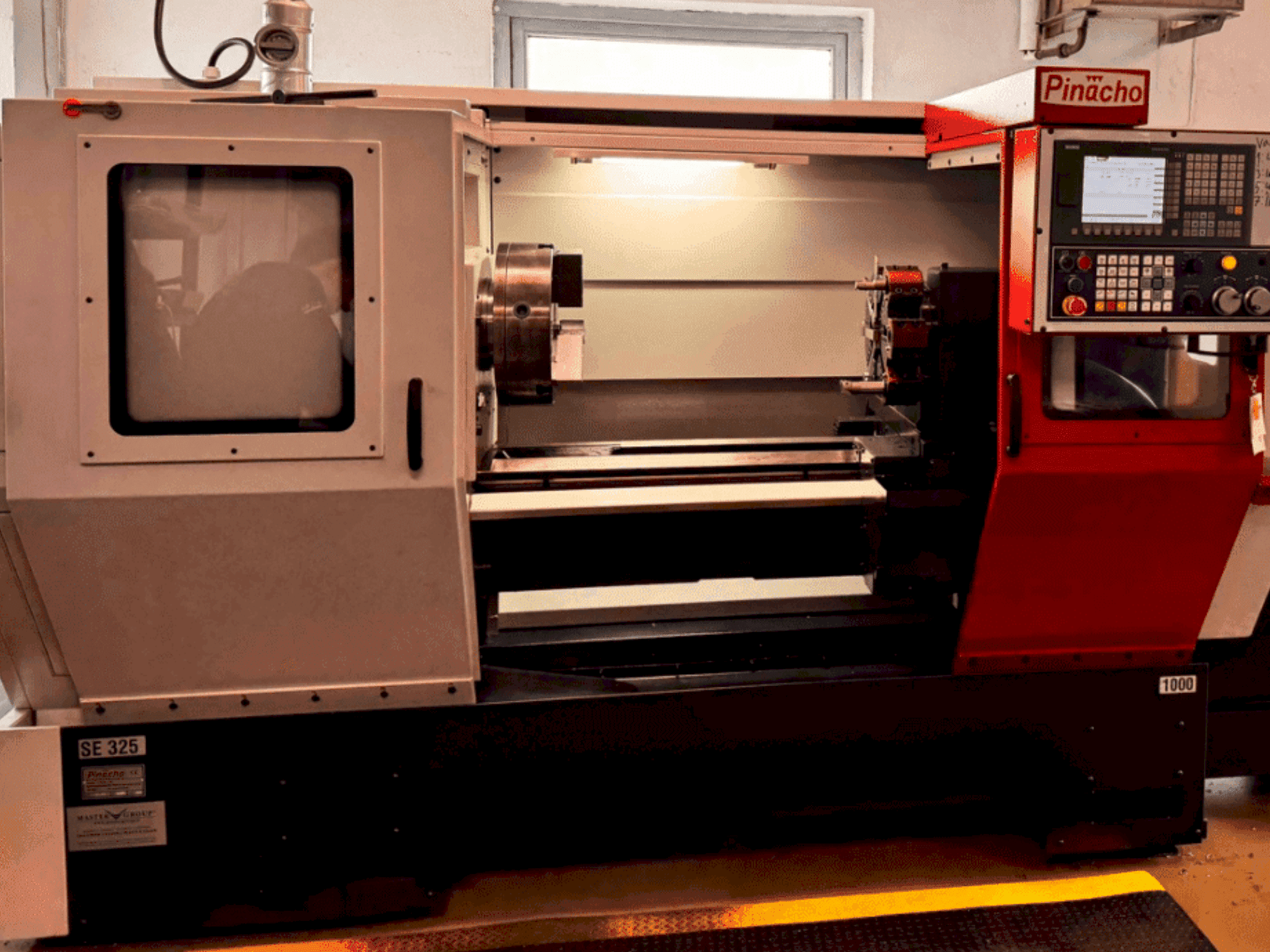 Prikaz  stroja Pinacho SE325  sprijeda