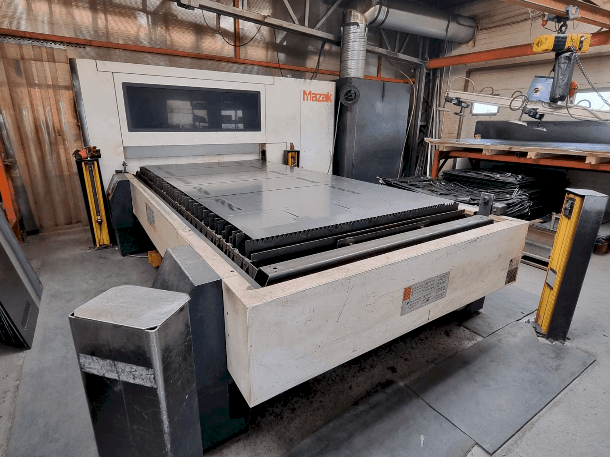 Prikaz  stroja Mazak OPTIPLEX 3015 FIBER II  sprijeda