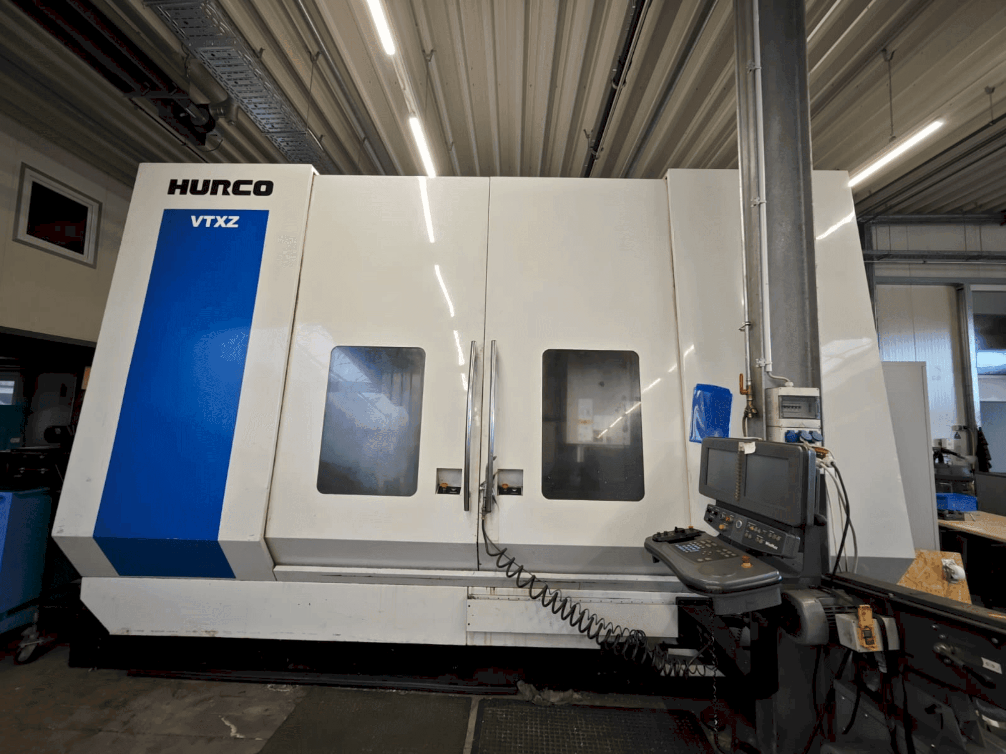 Prikaz  stroja Hurco VTXZ  sprijeda