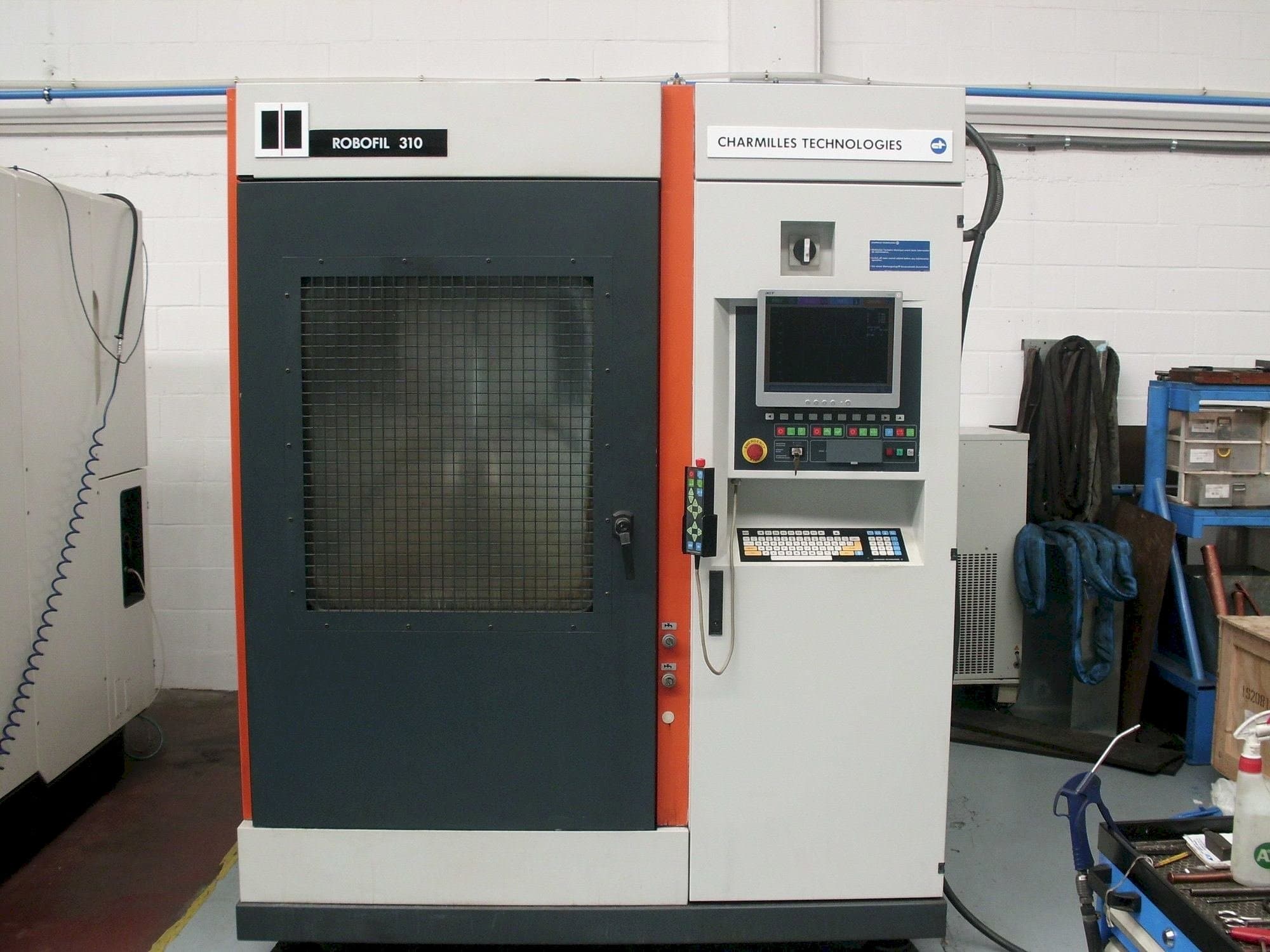 Prikaz  stroja CHARMILLES Robofil 310  sprijeda