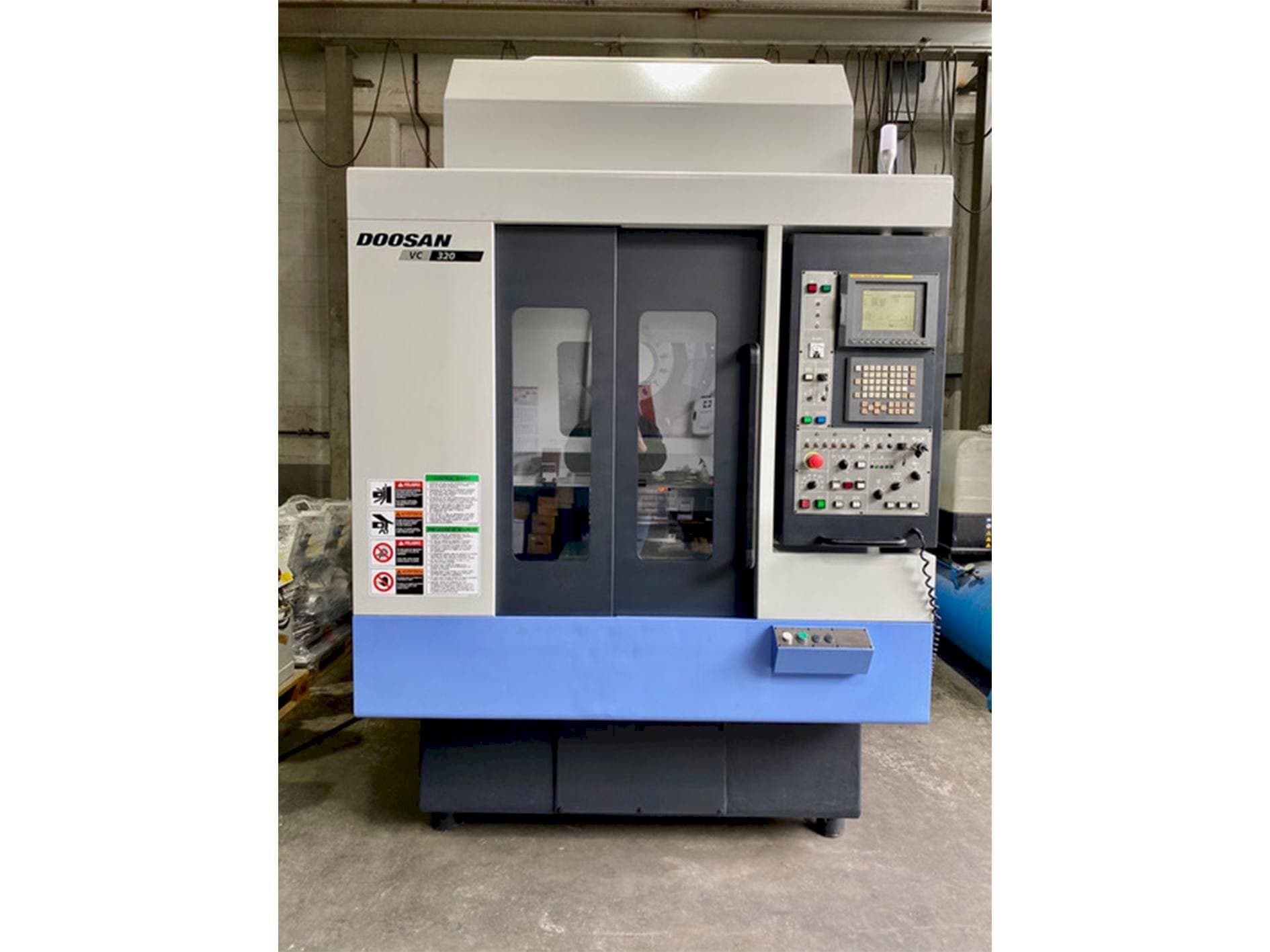 Prikaz  stroja Doosan VC 320  sprijeda
