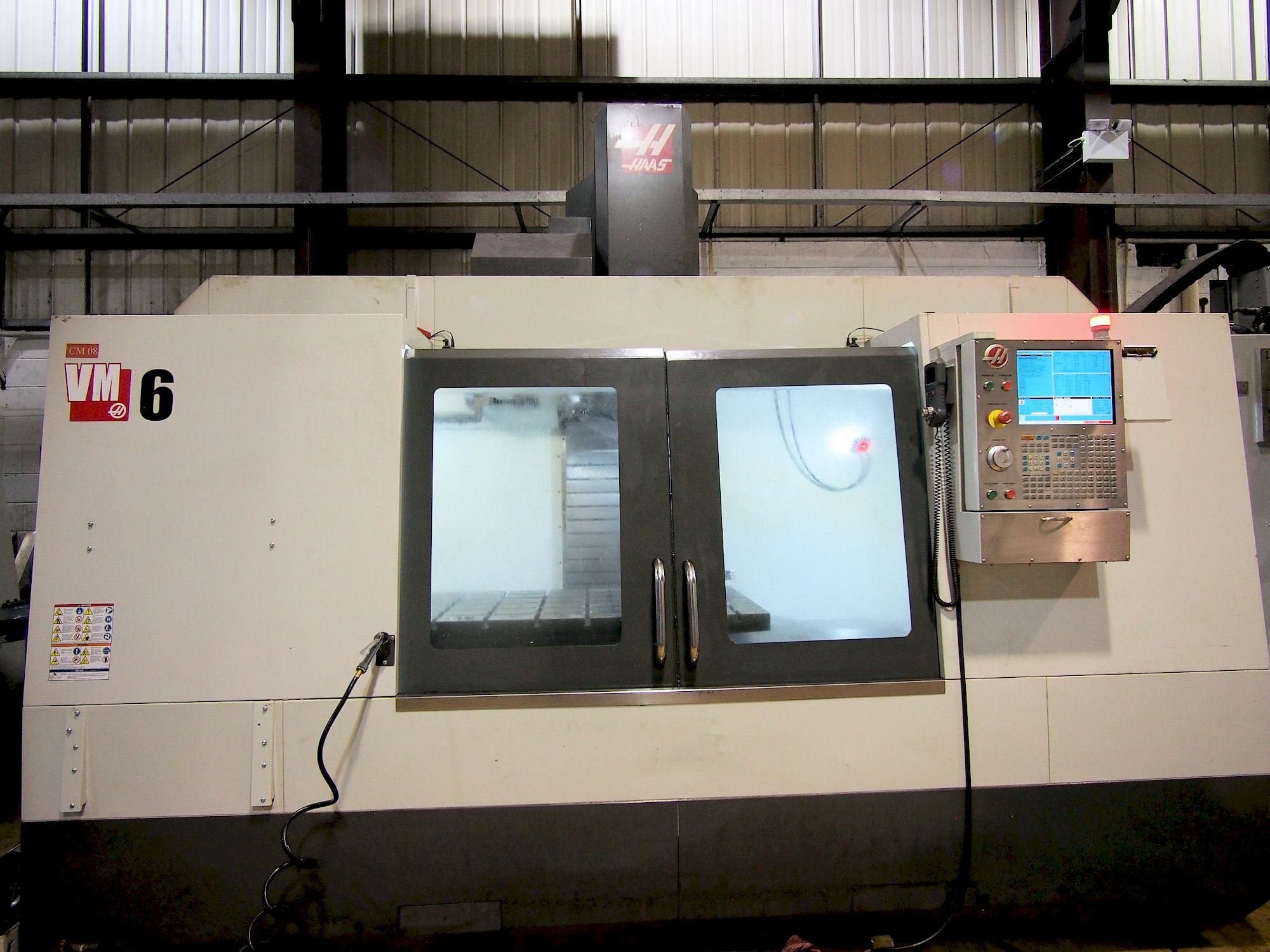 Prikaz  stroja HAAS VM-6  sprijeda