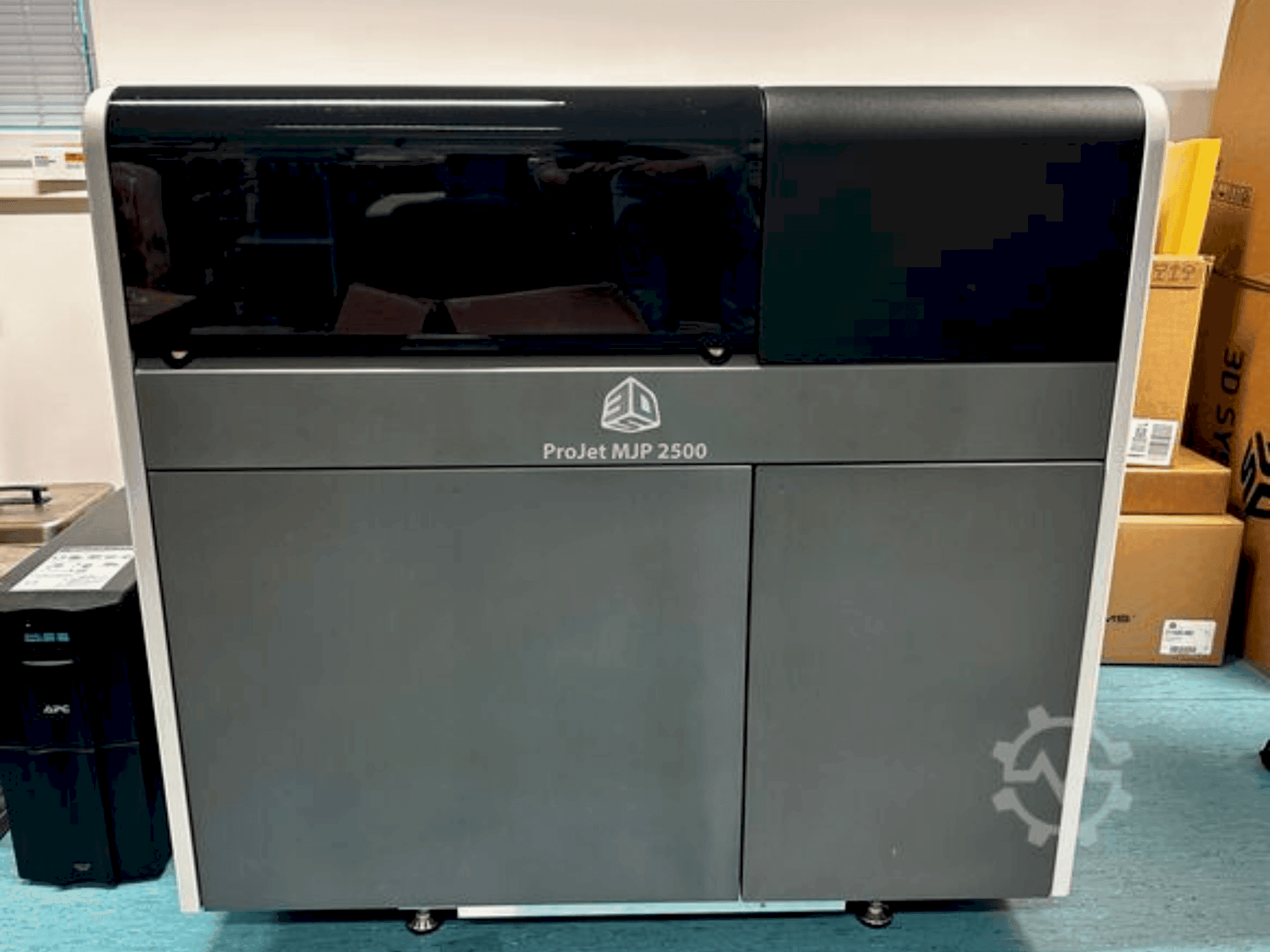Prikaz  stroja 3DSYSTEMS projet 2500 plus  sprijeda