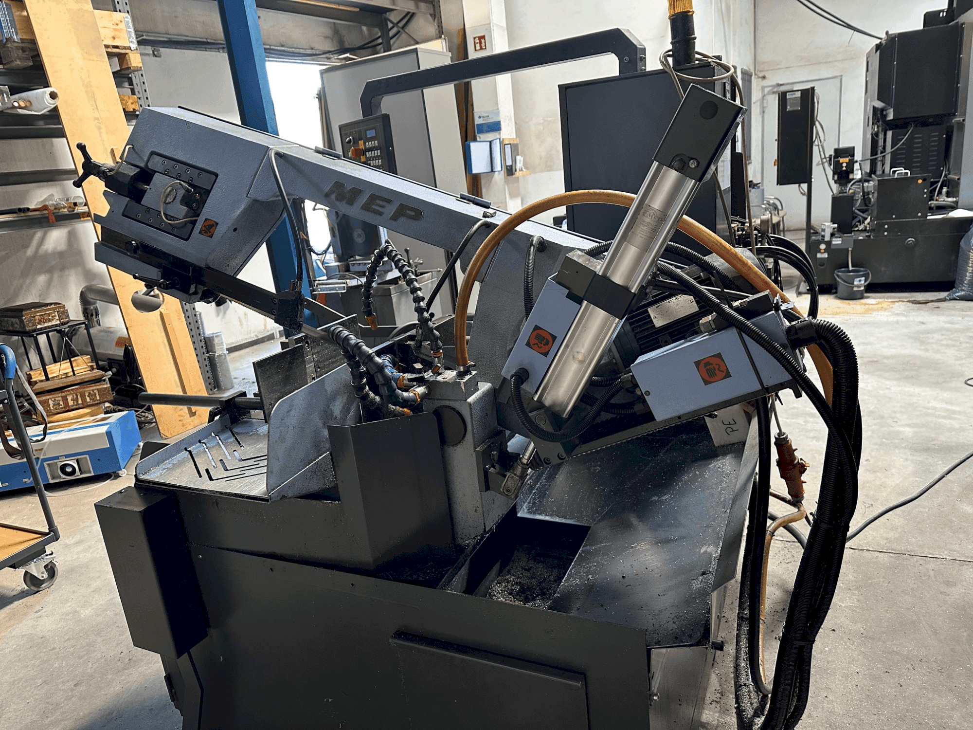 Prikaz  stroja MEP SHARK 330 NC eco  sprijeda