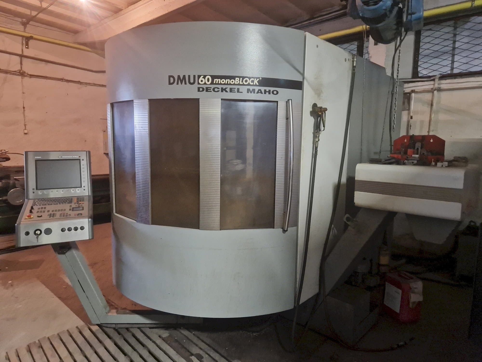 Prikaz  stroja DECKEL MAHO DMU 60 monoBLOCK  sprijeda
