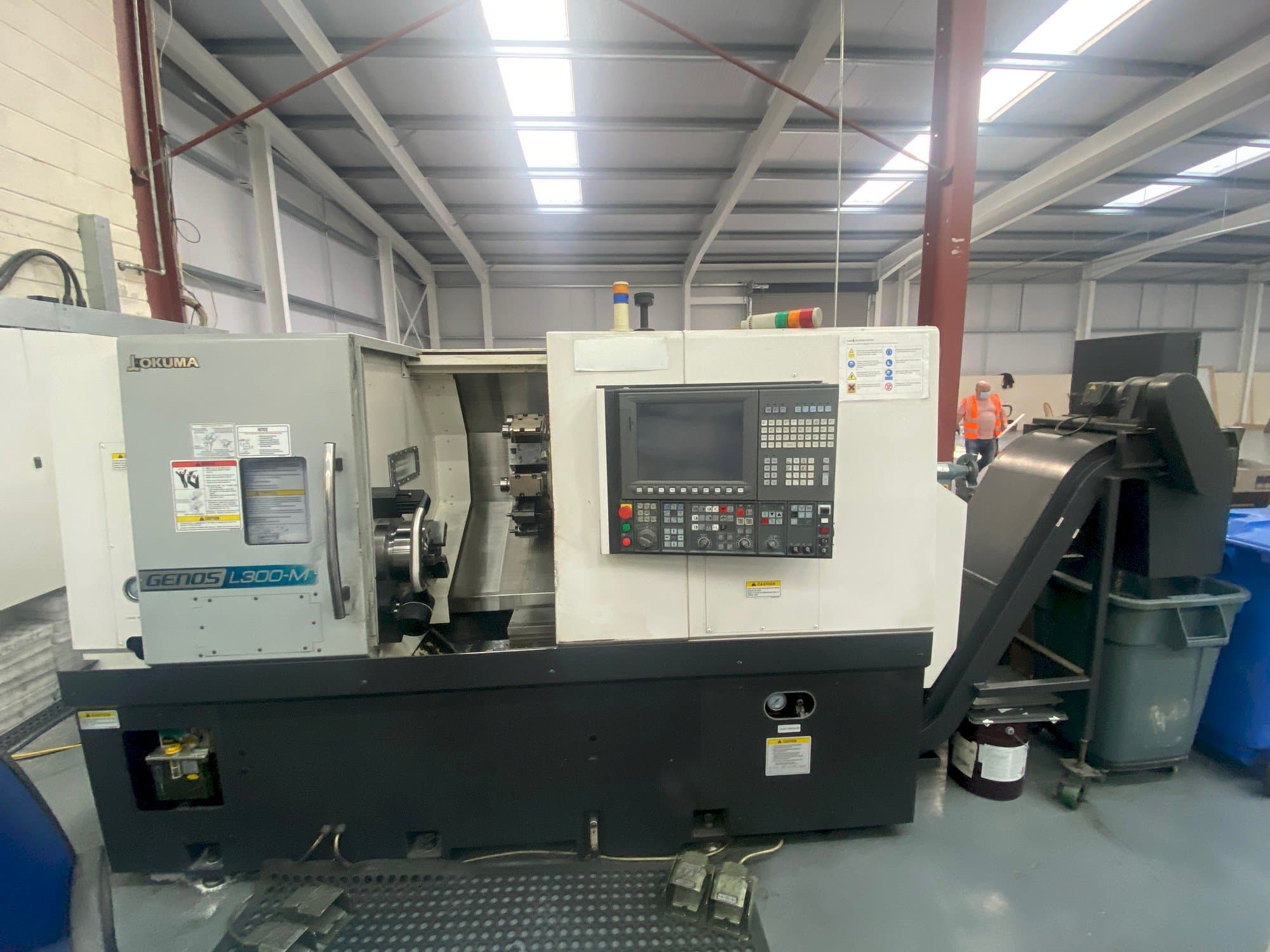 Prikaz  stroja Okuma Genos L300MW  sprijeda