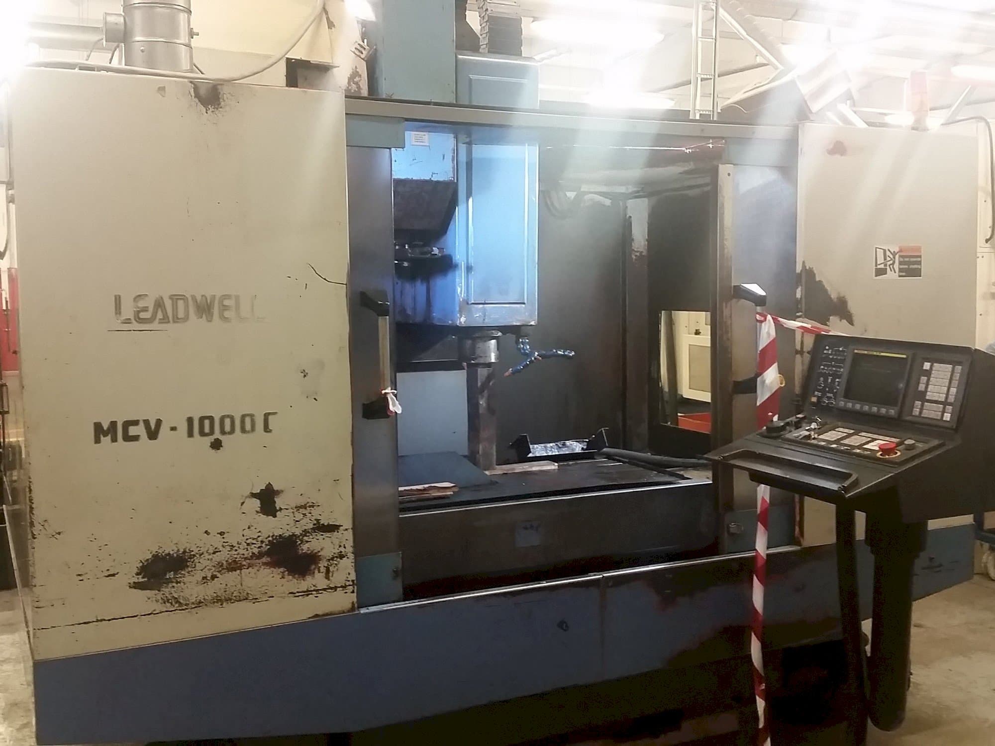 Prikaz  stroja Leadwell MCV-1000CR  sprijeda