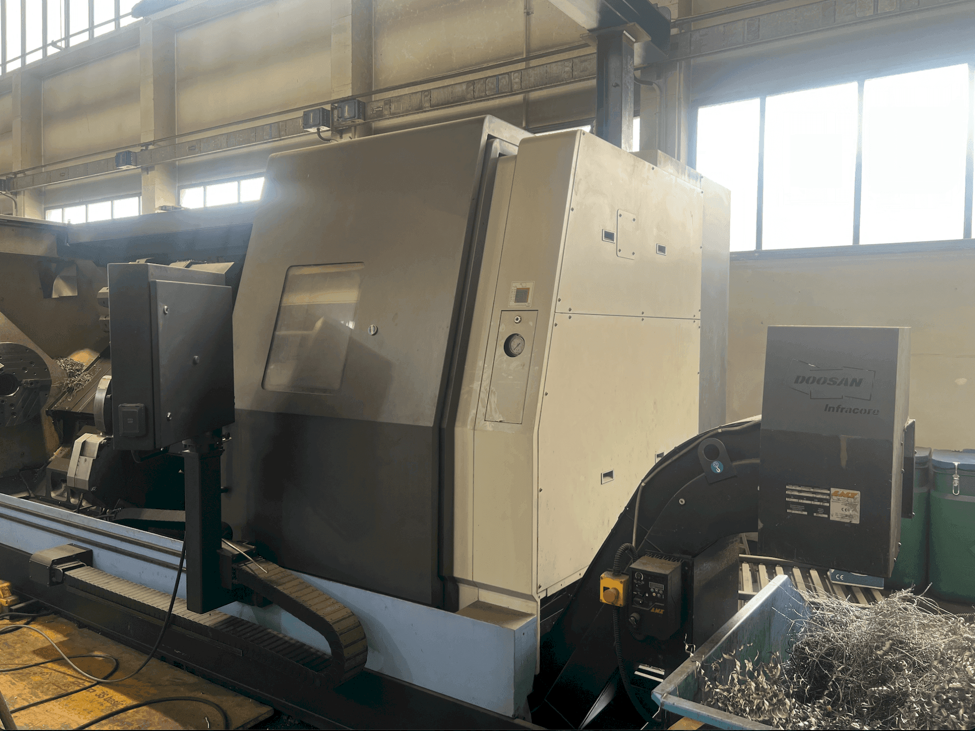 Prikaz  stroja DOOSAN Puma 700 LM  sprijeda