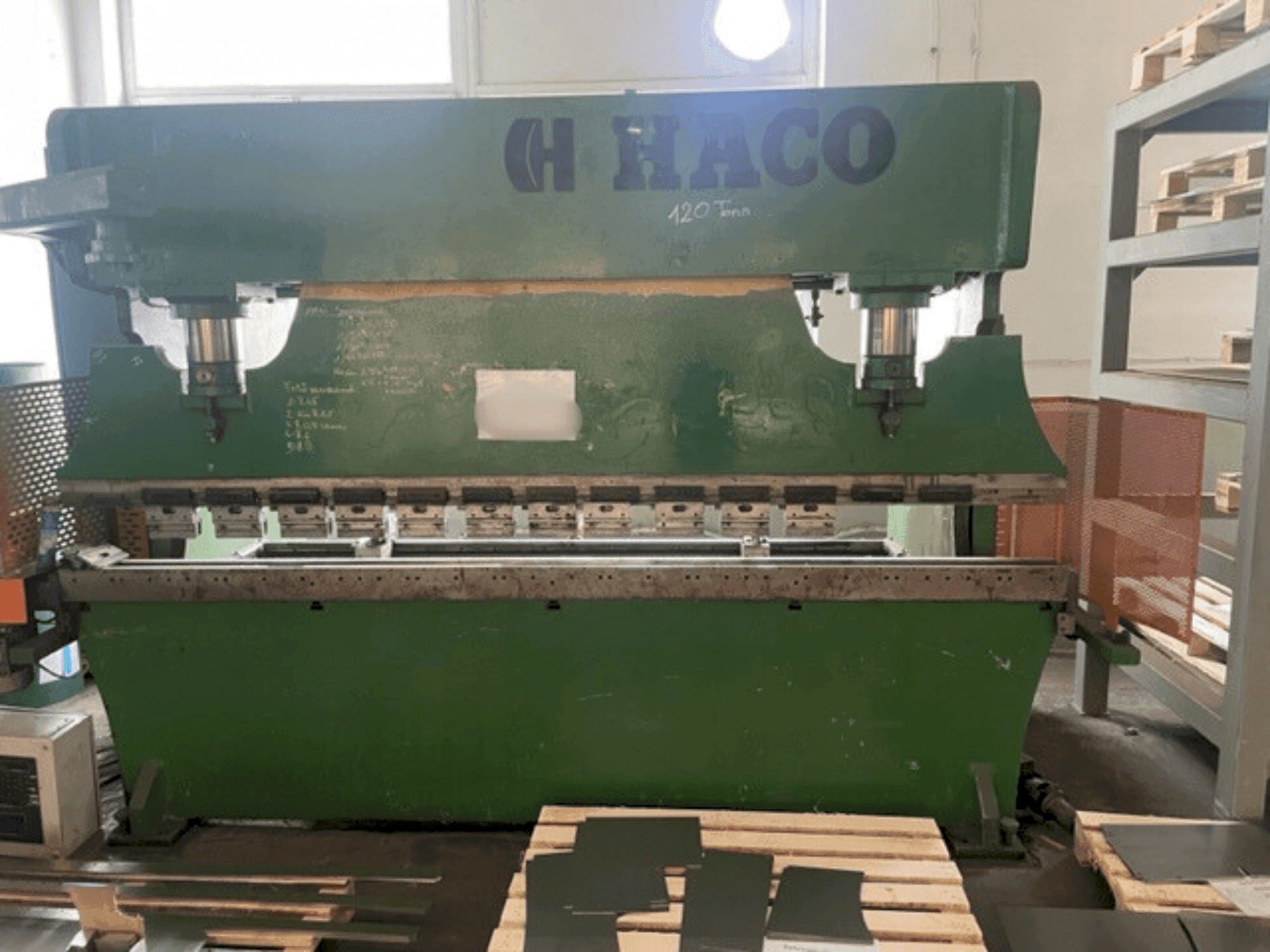 Prikaz  stroja HACO PPE S30135  sprijeda