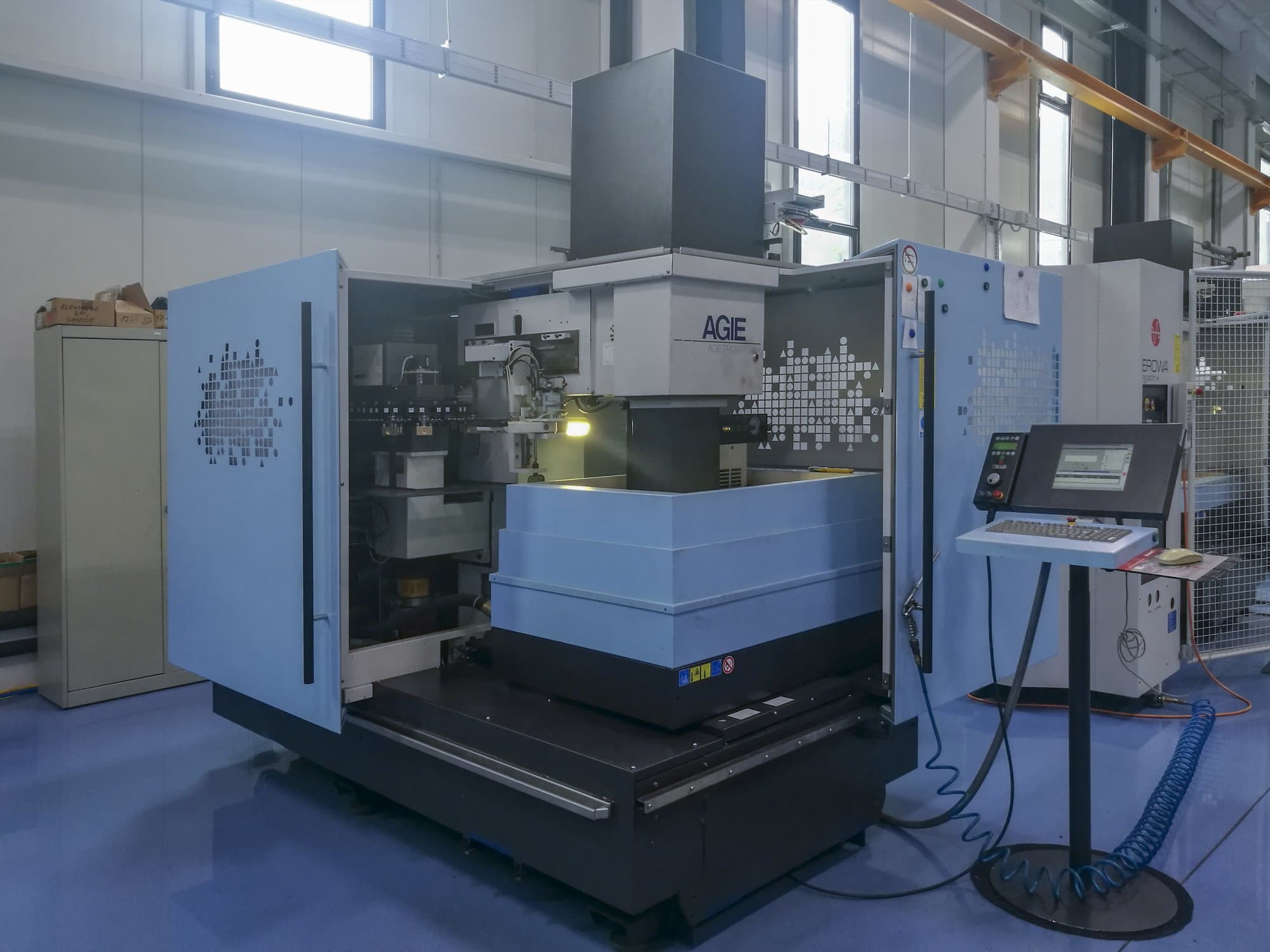 Prikaz  1 stroja AGIE AGIETRON INNOVATION 2 sprijeda