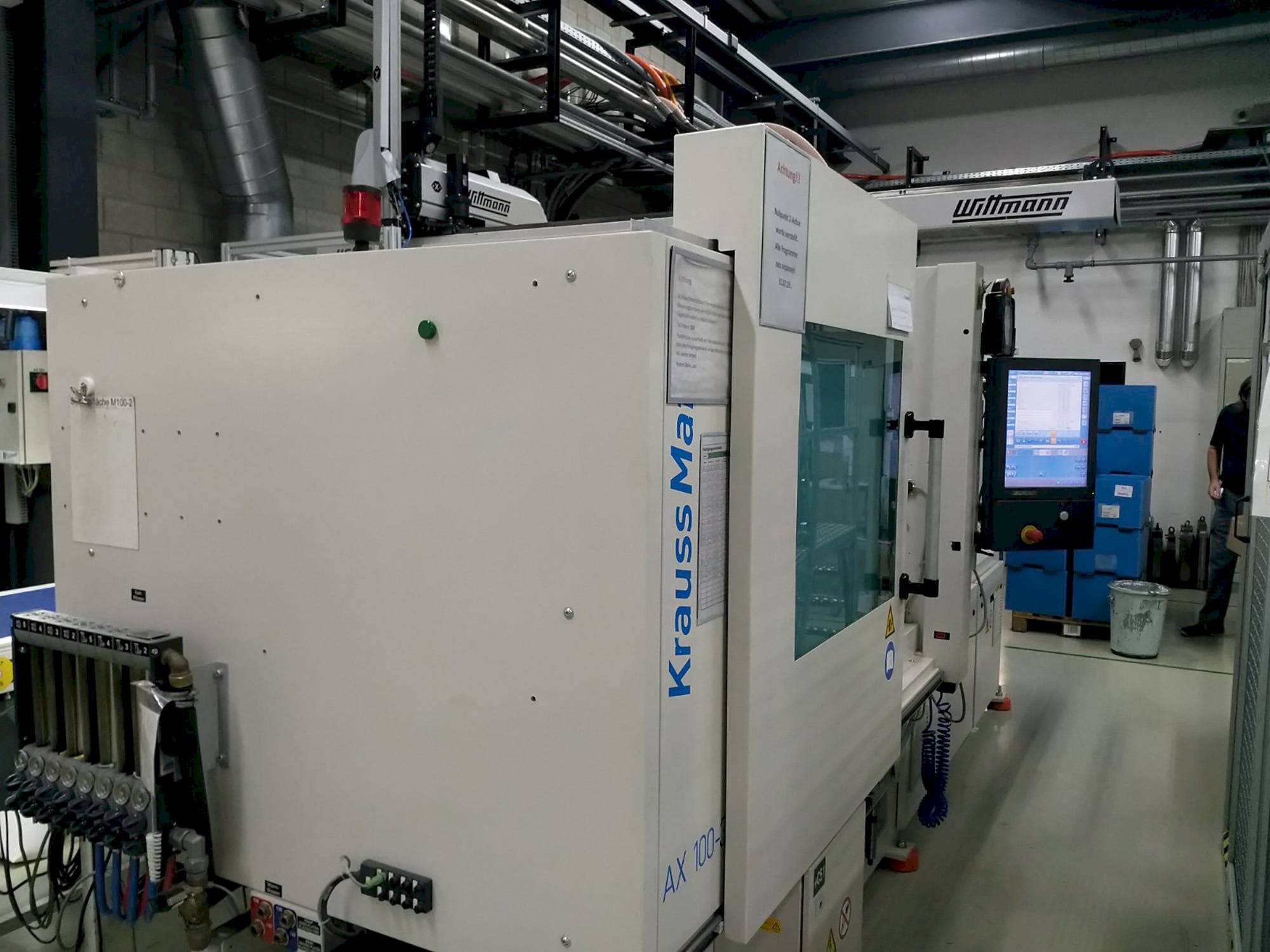 Prikaz  stroja Krauss Maffei 100-380 AX  sprijeda