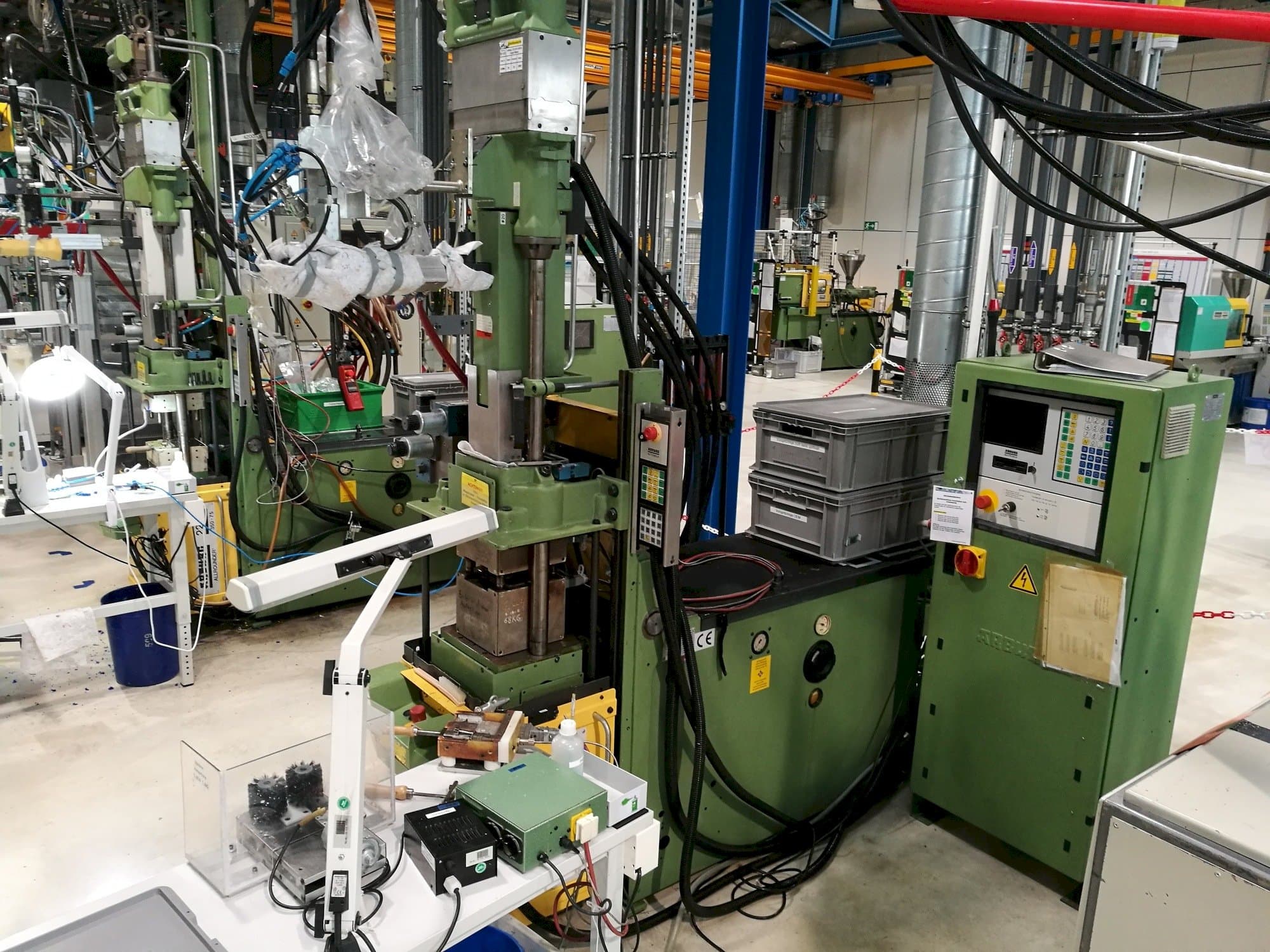 Prikaz  stroja Arburg 221M-350-75U  sprijeda