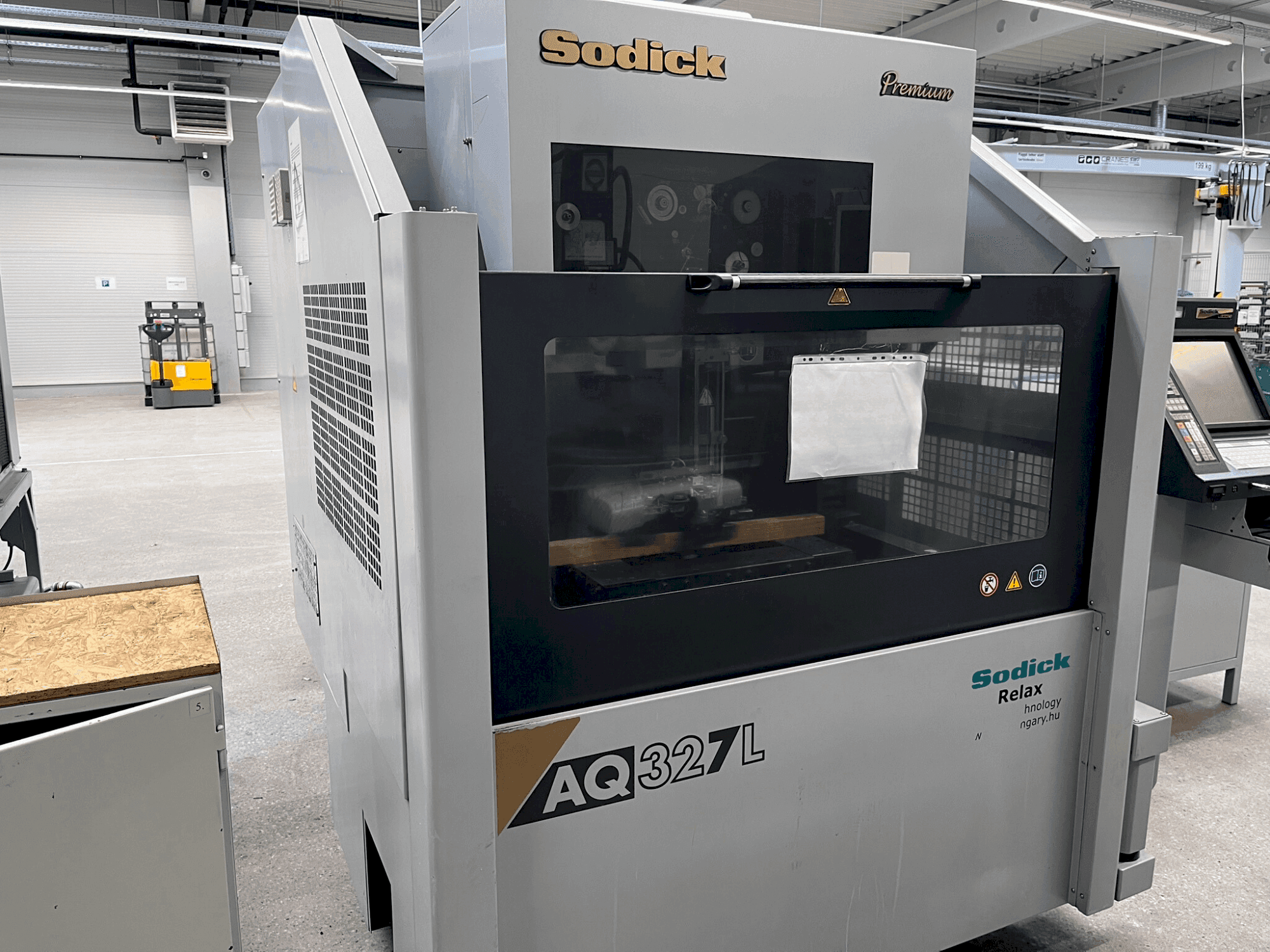 Prikaz  stroja Sodick AQ327L  sprijeda