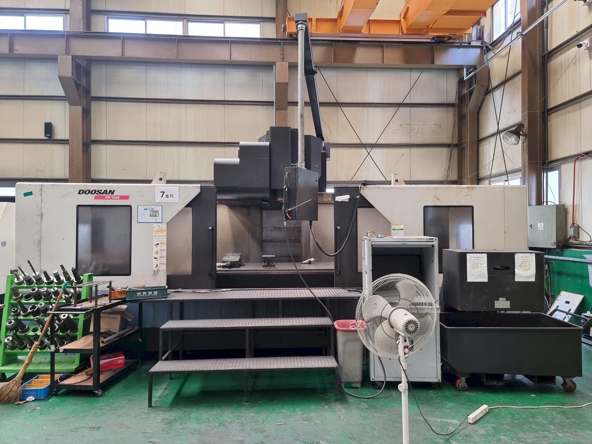 Prikaz  stroja Doosan VM1260  sprijeda