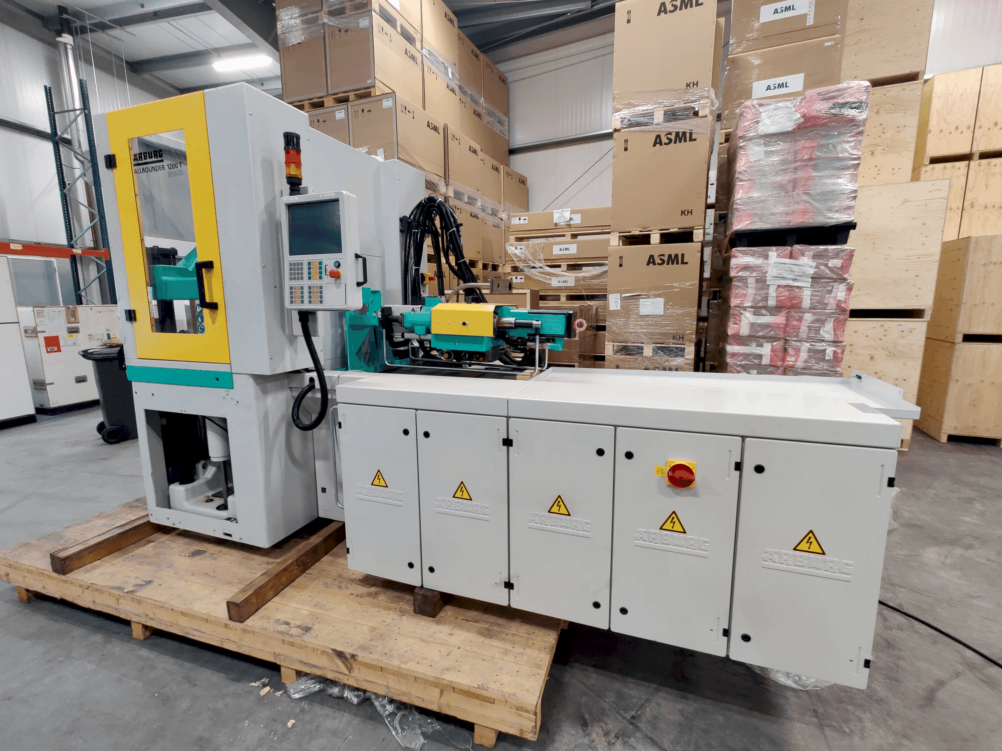 Prikaz  stroja Arburg ALLROUNDER 1200 T 800-70  sprijeda