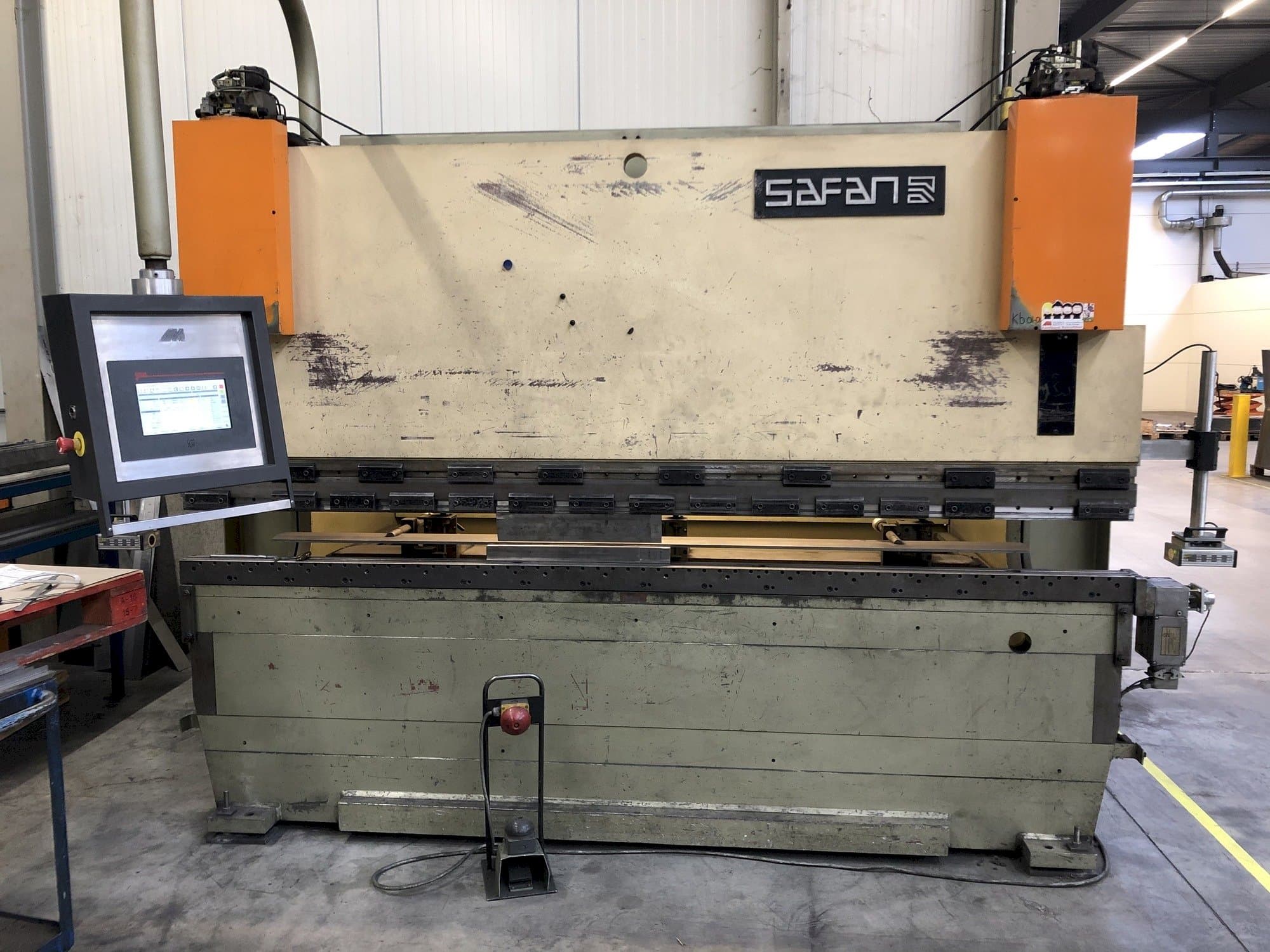 Prikaz  stroja Safan CNCL 110T  sprijeda