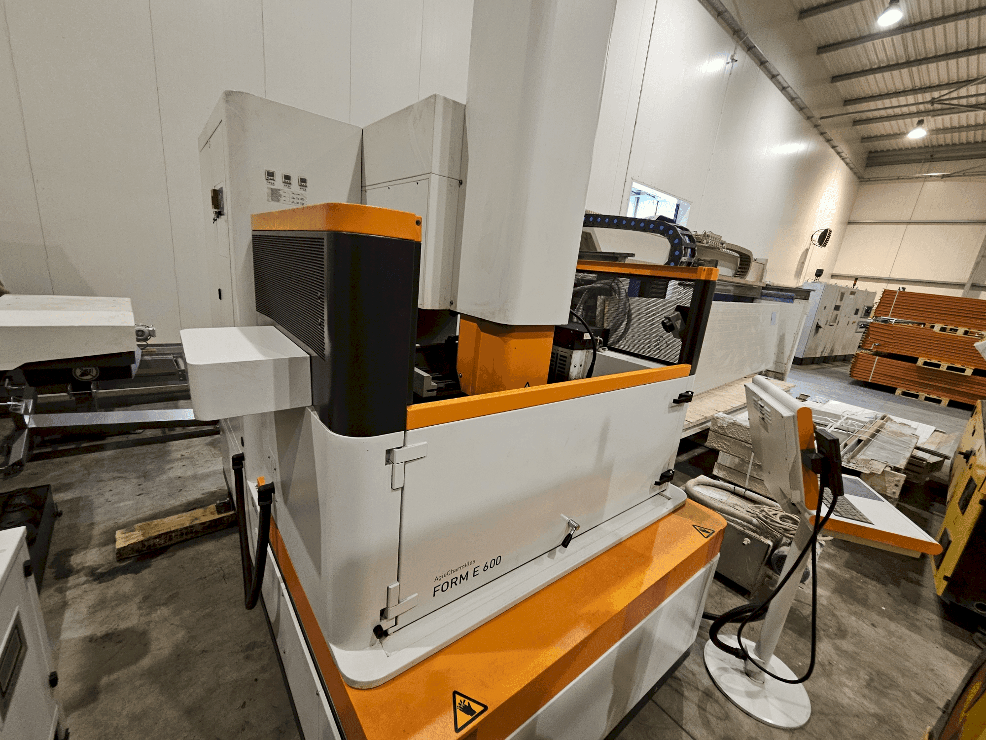 Prikaz  stroja AgieCharmilles Form E 600  sprijeda