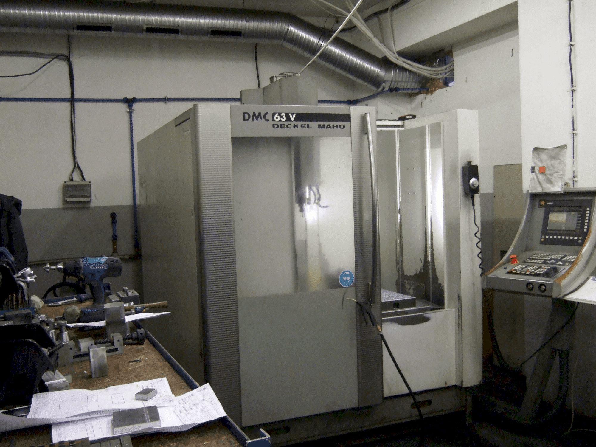 Prikaz  stroja DECKEL MAHO DMC 63V  sprijeda