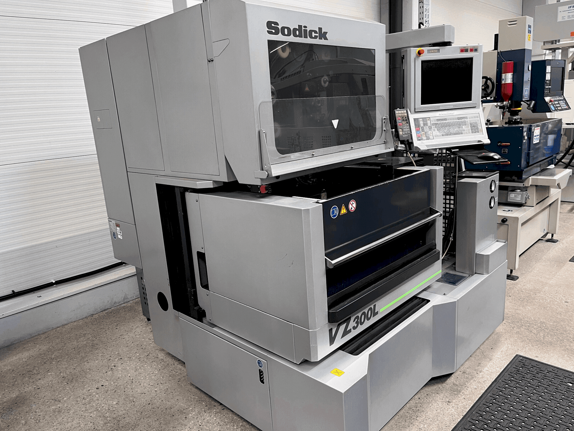 Prikaz lijeve strane  stroja Sodick VZ 300L