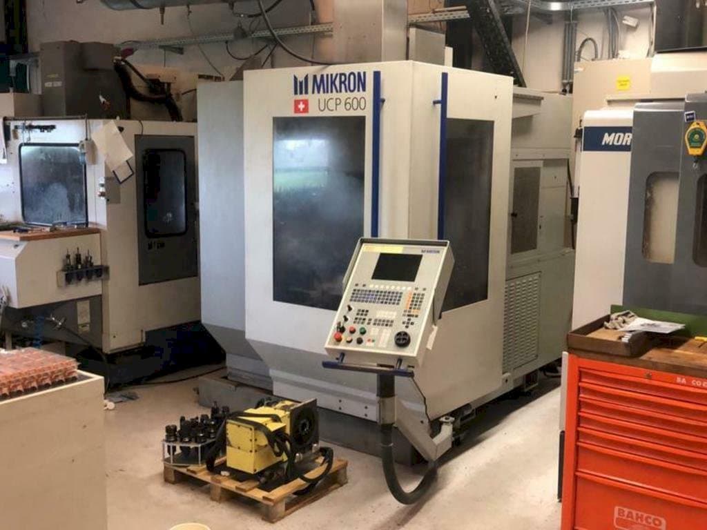 Prikaz  stroja MIKRON UCP600  sprijeda